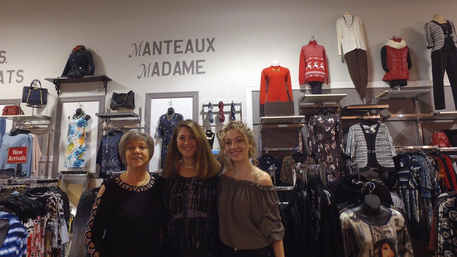 La propriétaire et ses employées à l'intérieur du magasin.