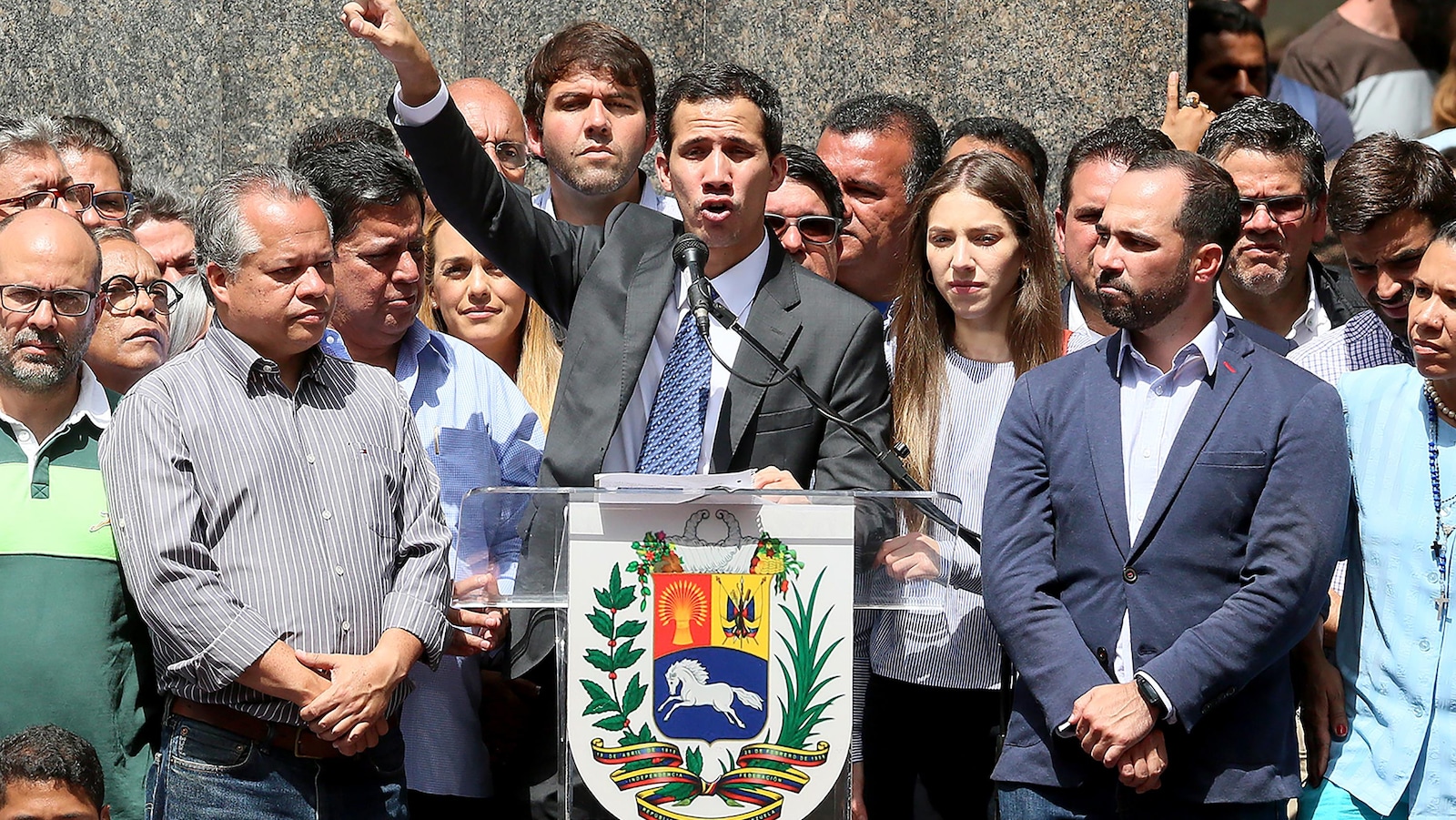 Juan Guaido lève la main.