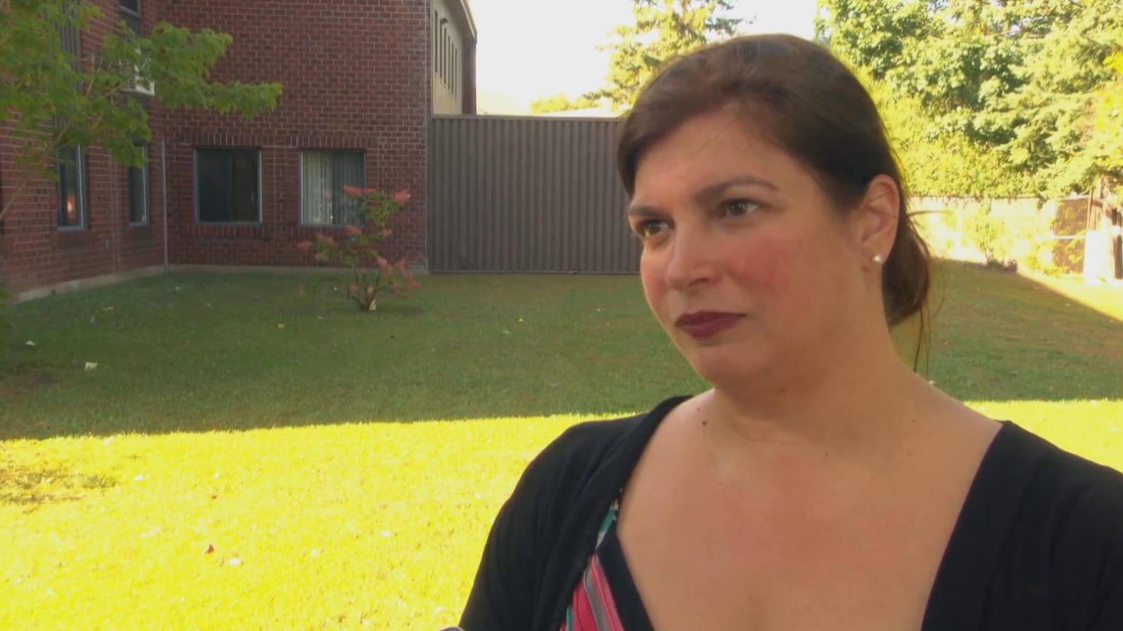 Judith Daoust répond aux questions d'une journaliste.