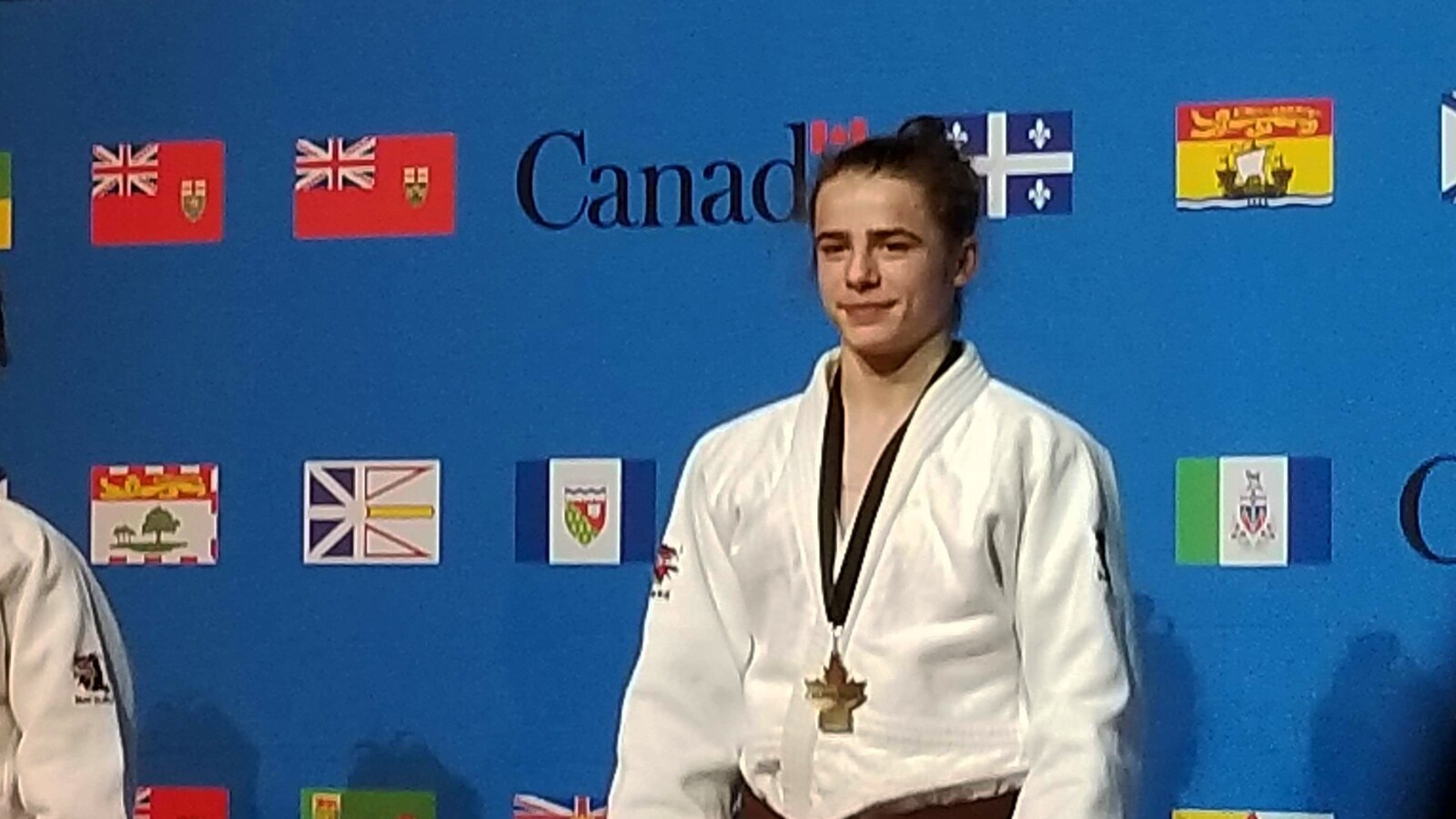 Le jeune avec sa médaille