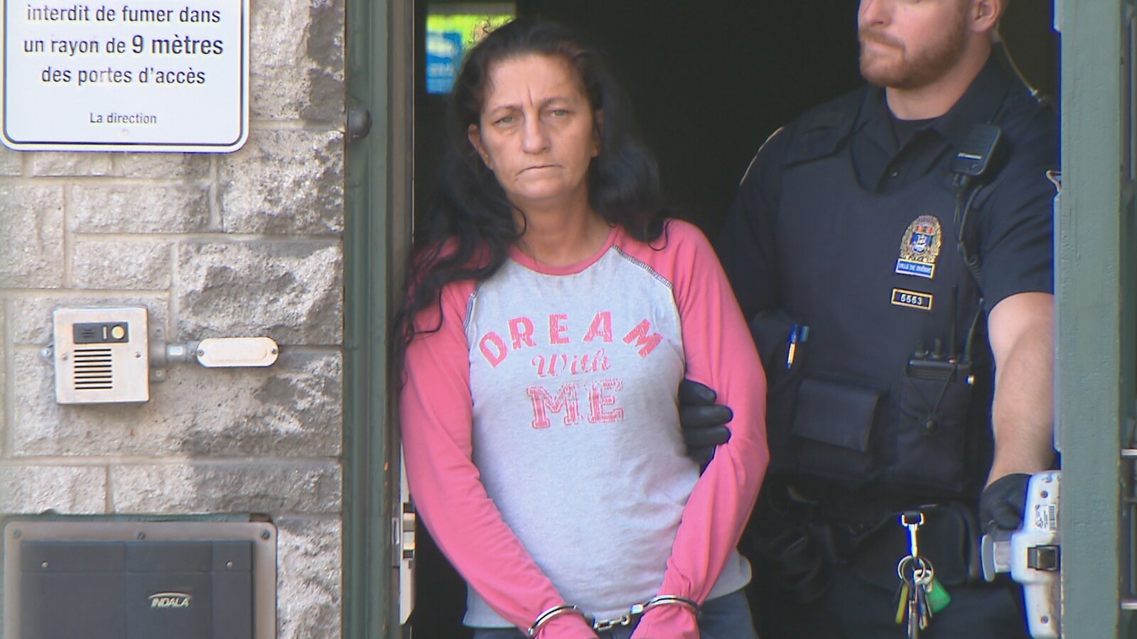 Julie Arseneault, 48 ans, fait face à une accusation de vol qualifié et de bris de probation.