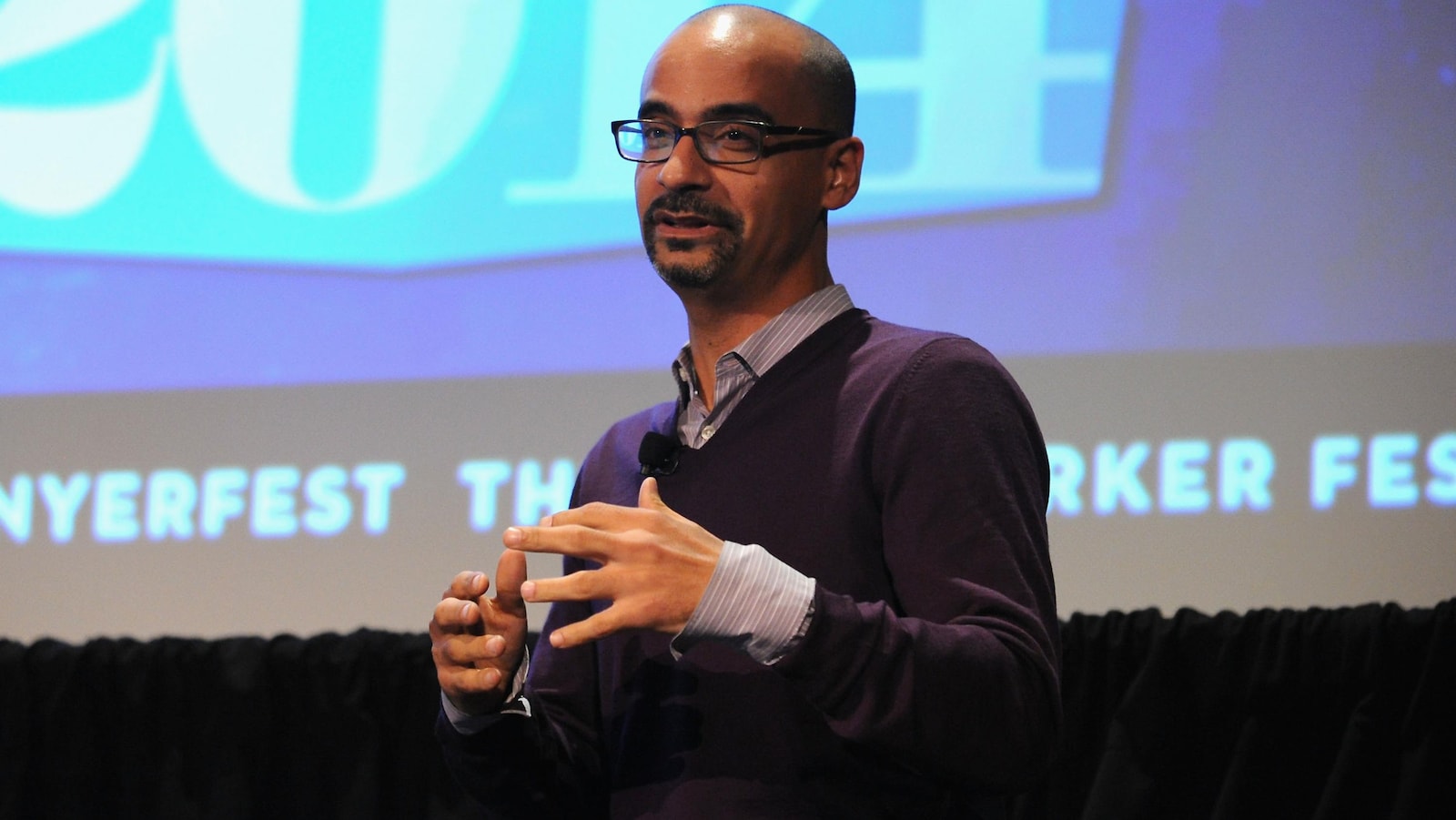 L'écrivain dominicain Junot Díazparle au public alors qu'il se trouve sur une scène du New Yorker Festival 2014.