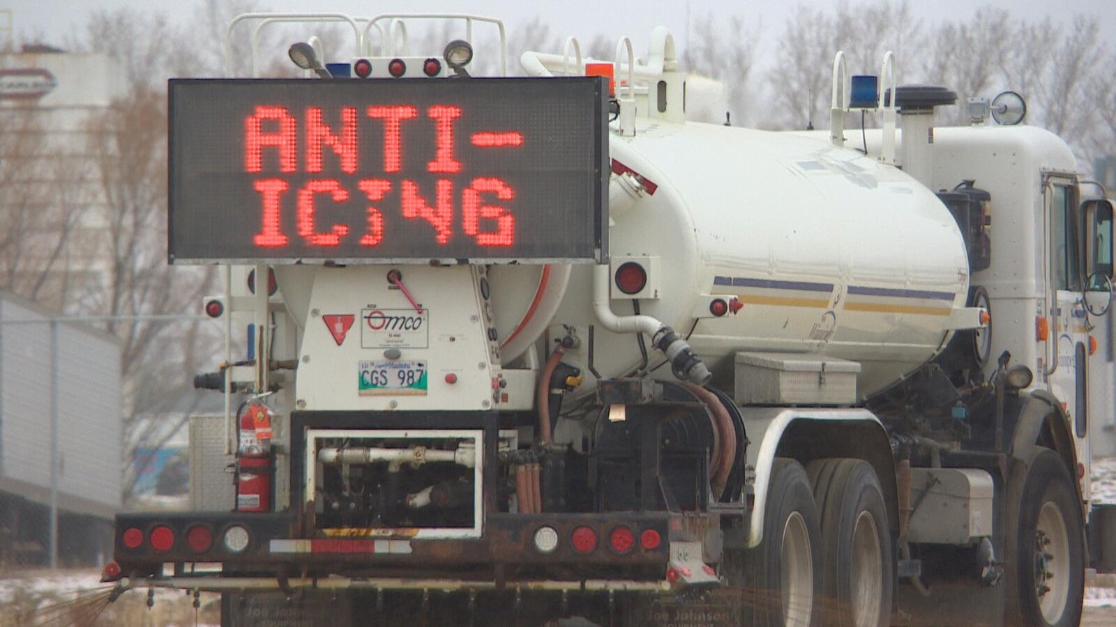 Un camion citerne déversant du jus de betterave sur le sol.