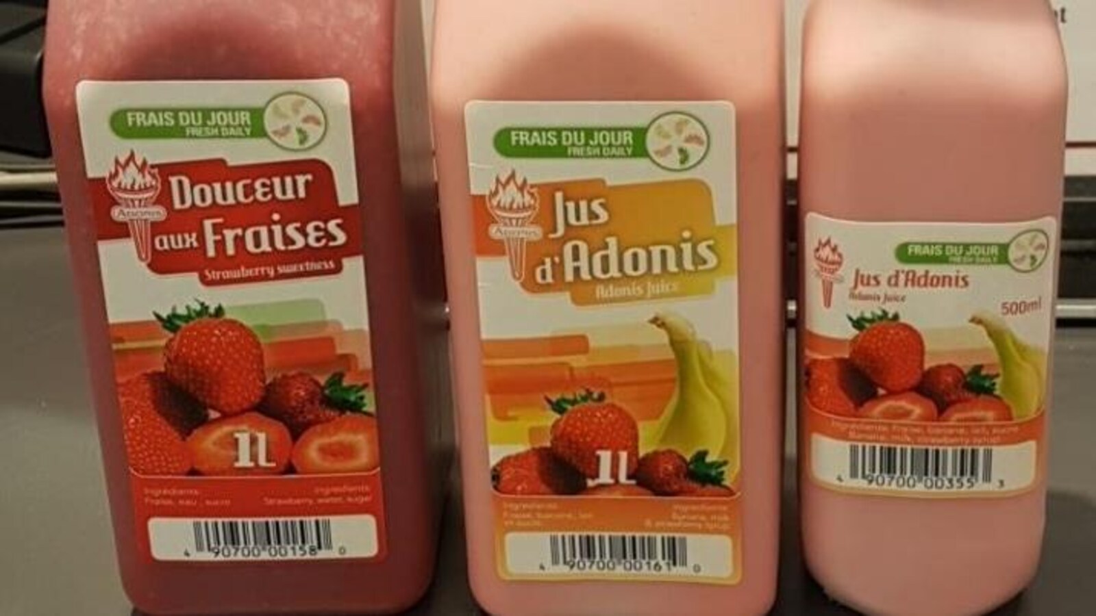 Des contenants de jus de fruits.