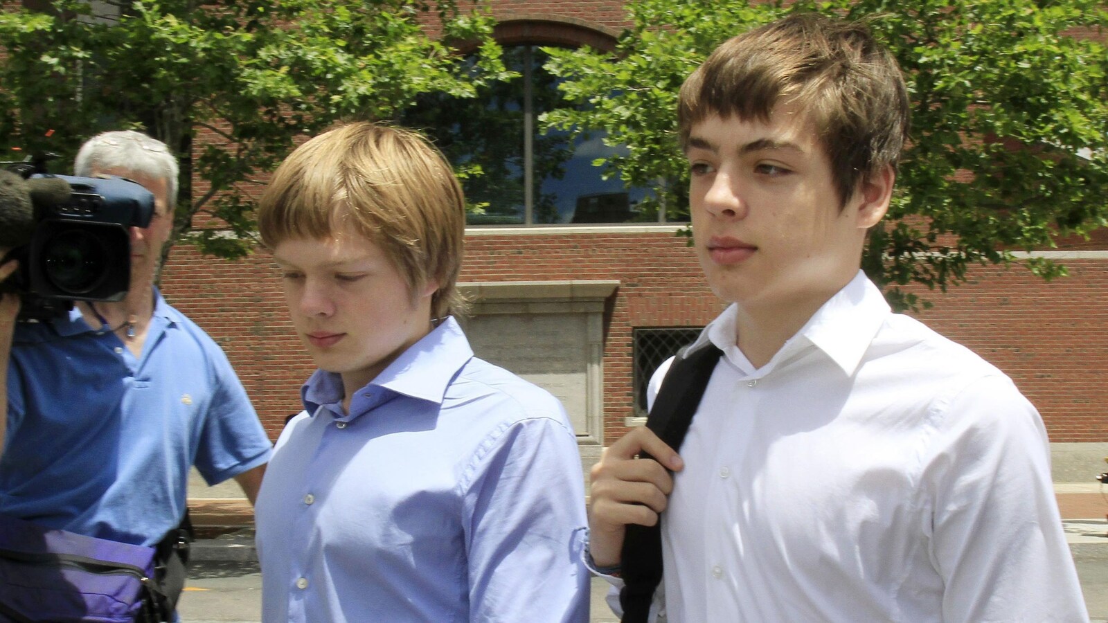 Deux adolescents devant la presse.