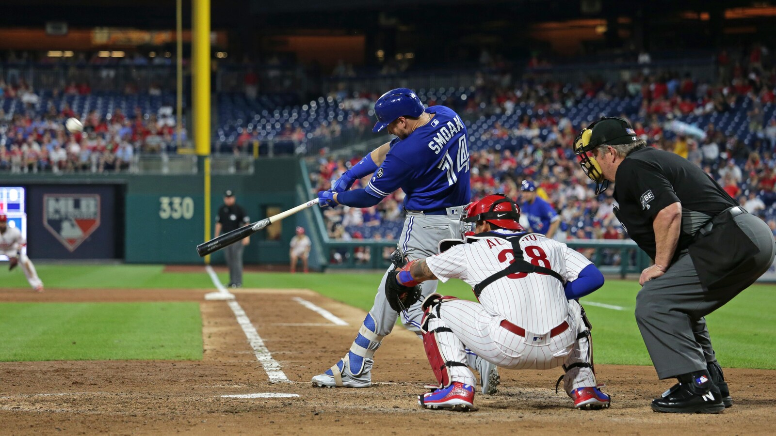 Justin Smoak catapulte un tir hors du Citizens Bank Park de Philadelphie en cinquième manche.