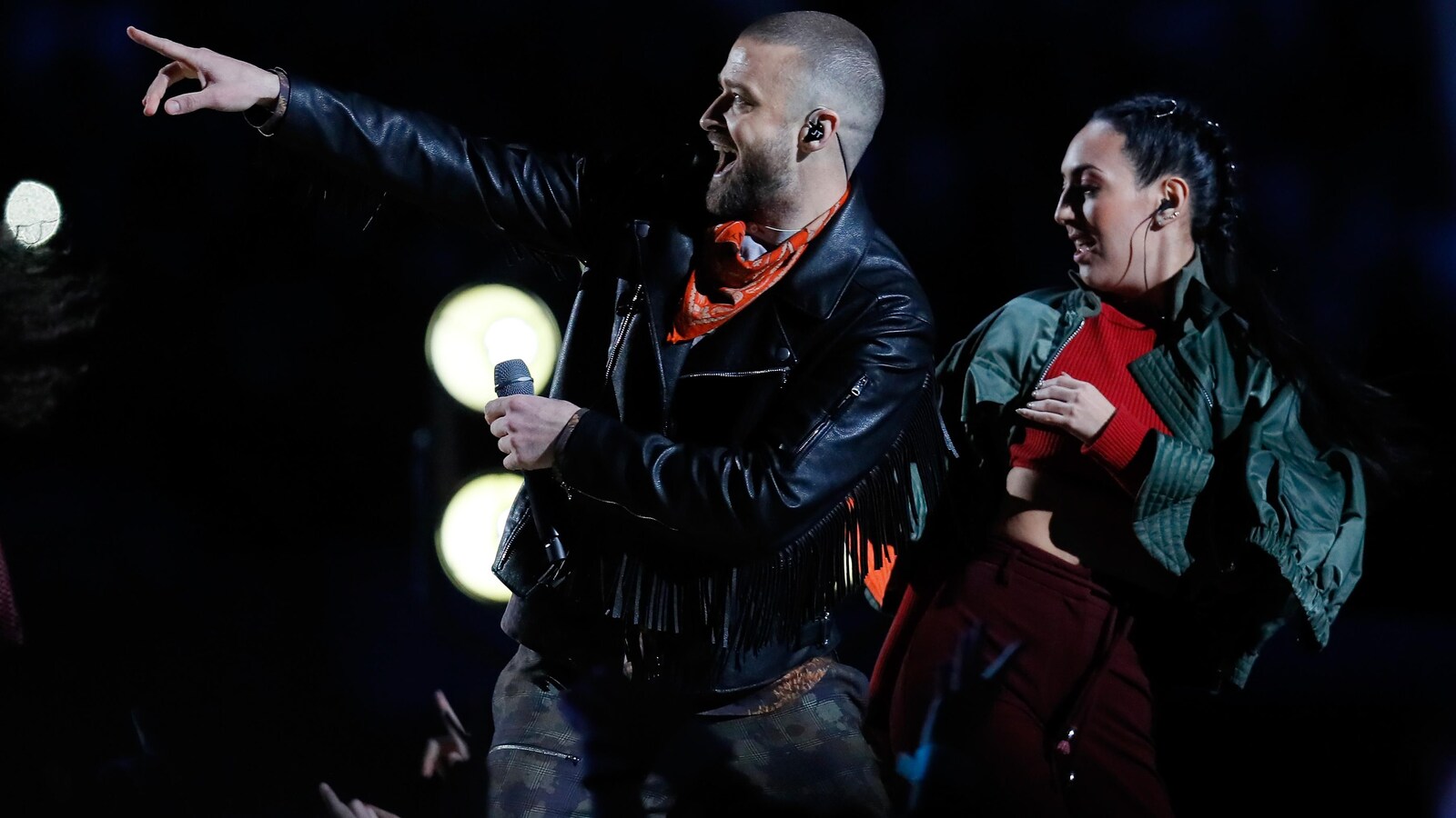 Le chanteur Justin Timberlake pointe son doigt vers la foule lors de la mi-temps du Super Bowl à Minneapolis.