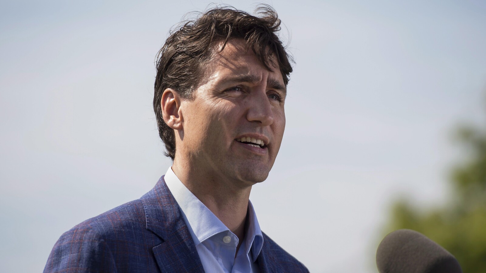 Justin Trudeau devant un micro