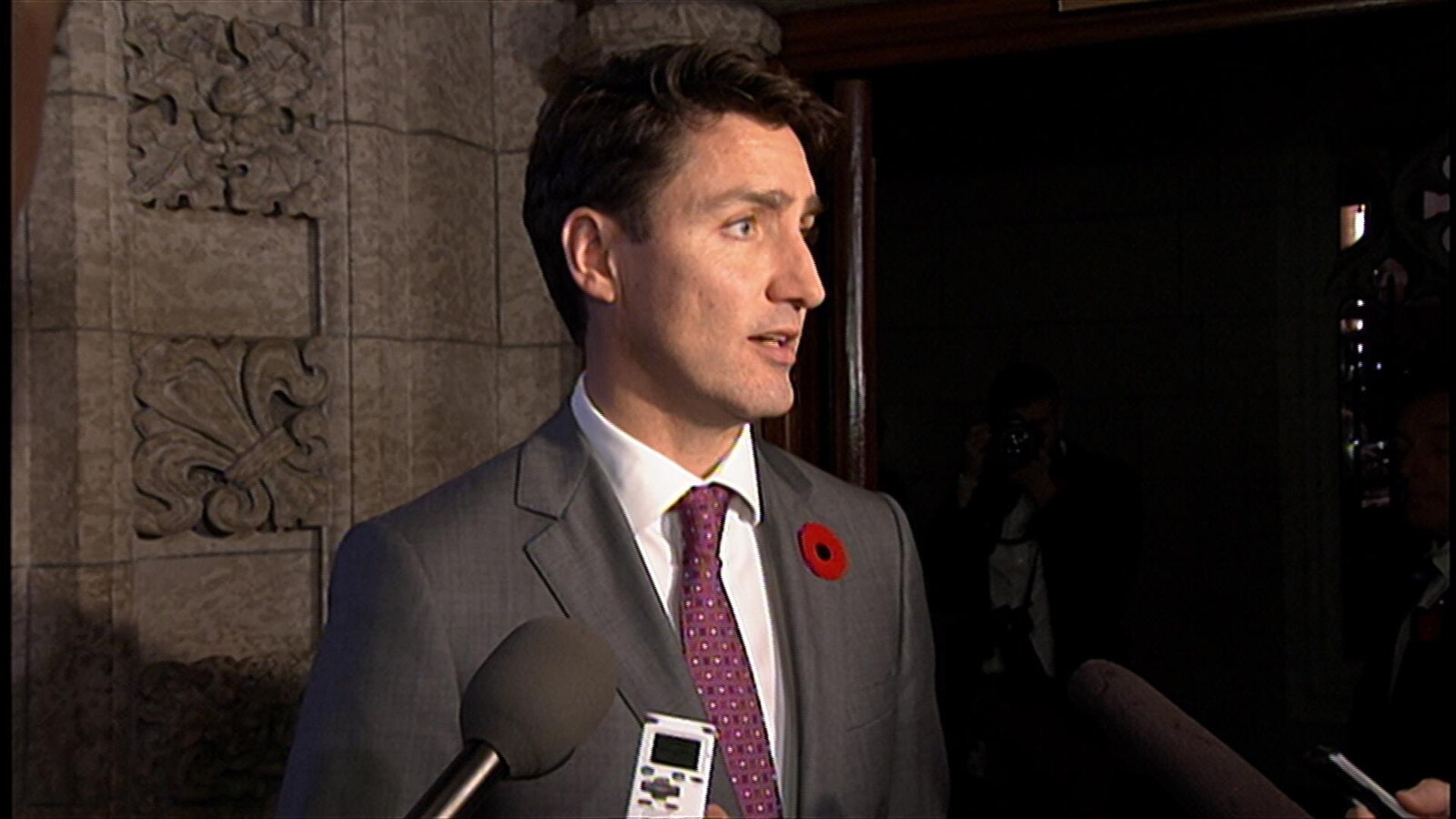 Le premier ministre Justin Trudeau presse la direction et le syndicat de Postes Canada de régler leurs différends avant l'achalandage des Fêtes.