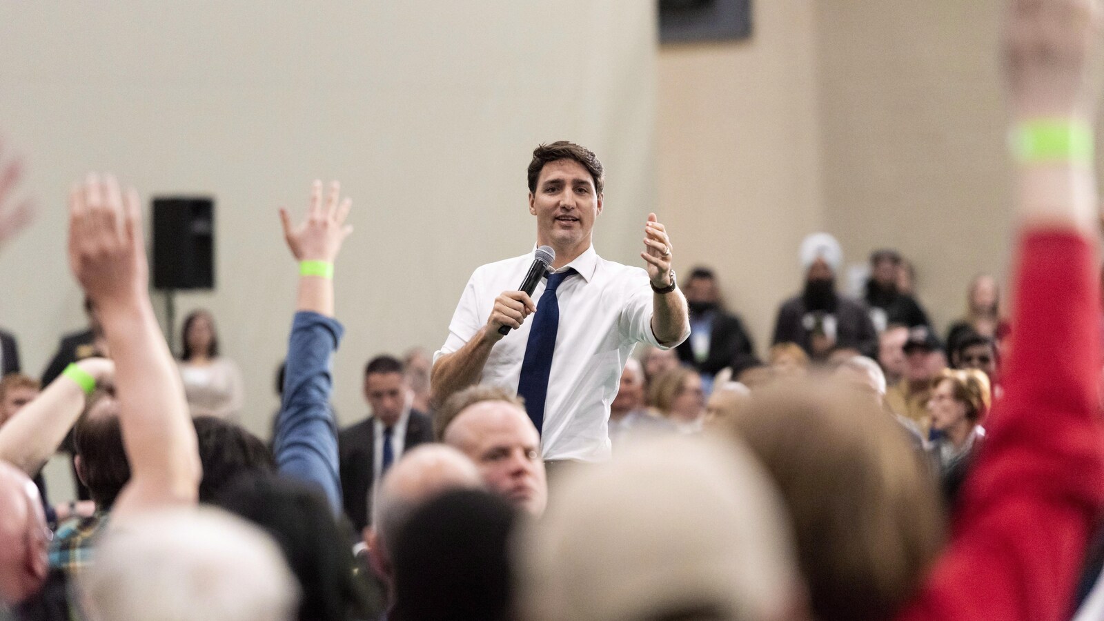 Le premier ministre Justin Trudeau répond aux questions des gens venus le rencontrer lors d'une assemblée publique à l'Université de Regina, vendredi.