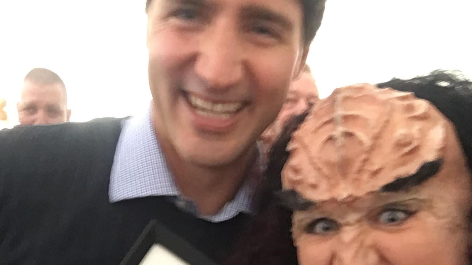 Le premier ministre Justin Trudeau avec une personne déguisée en Klingon.