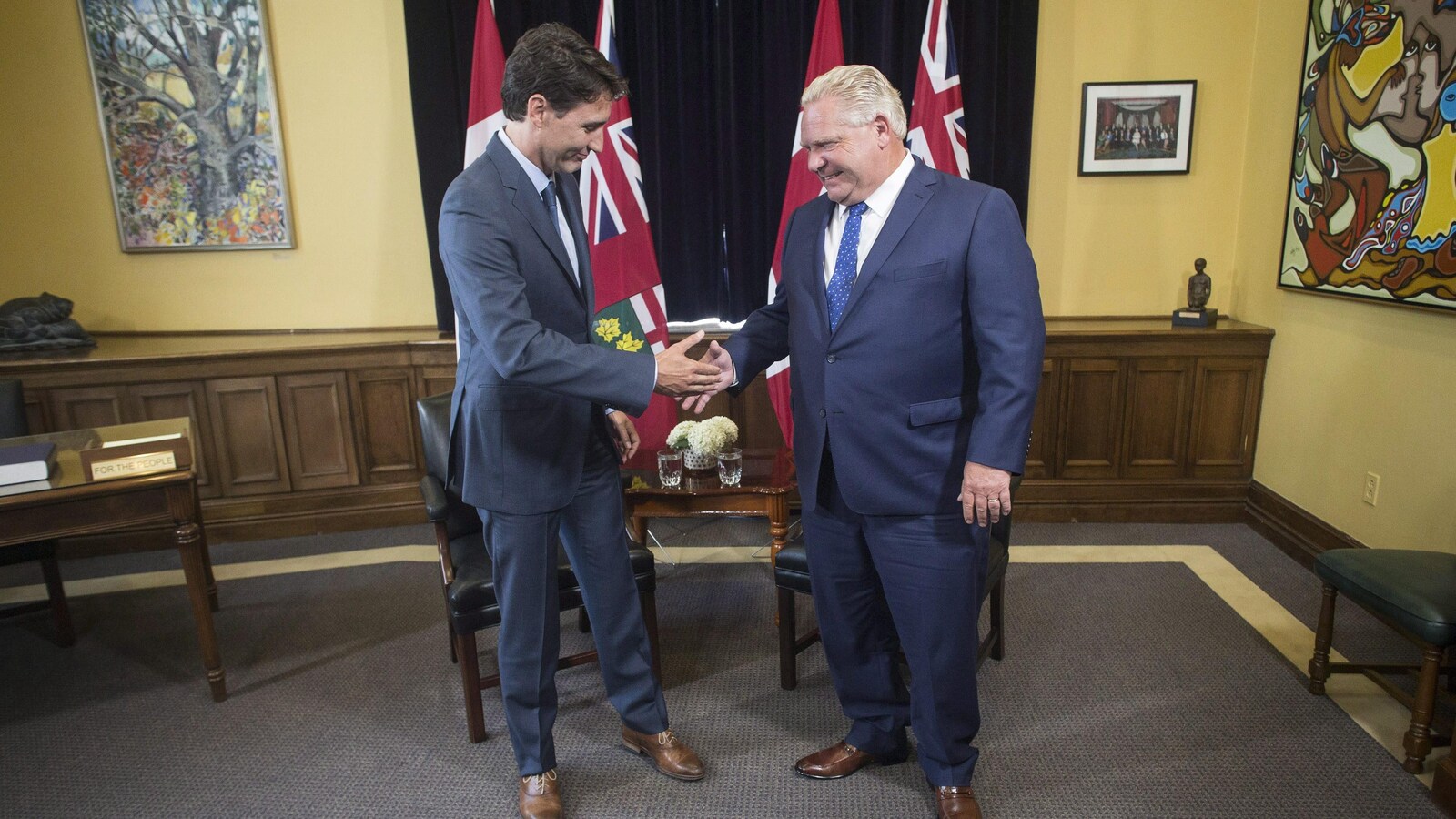 Justin Trudeau et Doug Ford se serrent la main lors d'une rencontre à Queen's Park.