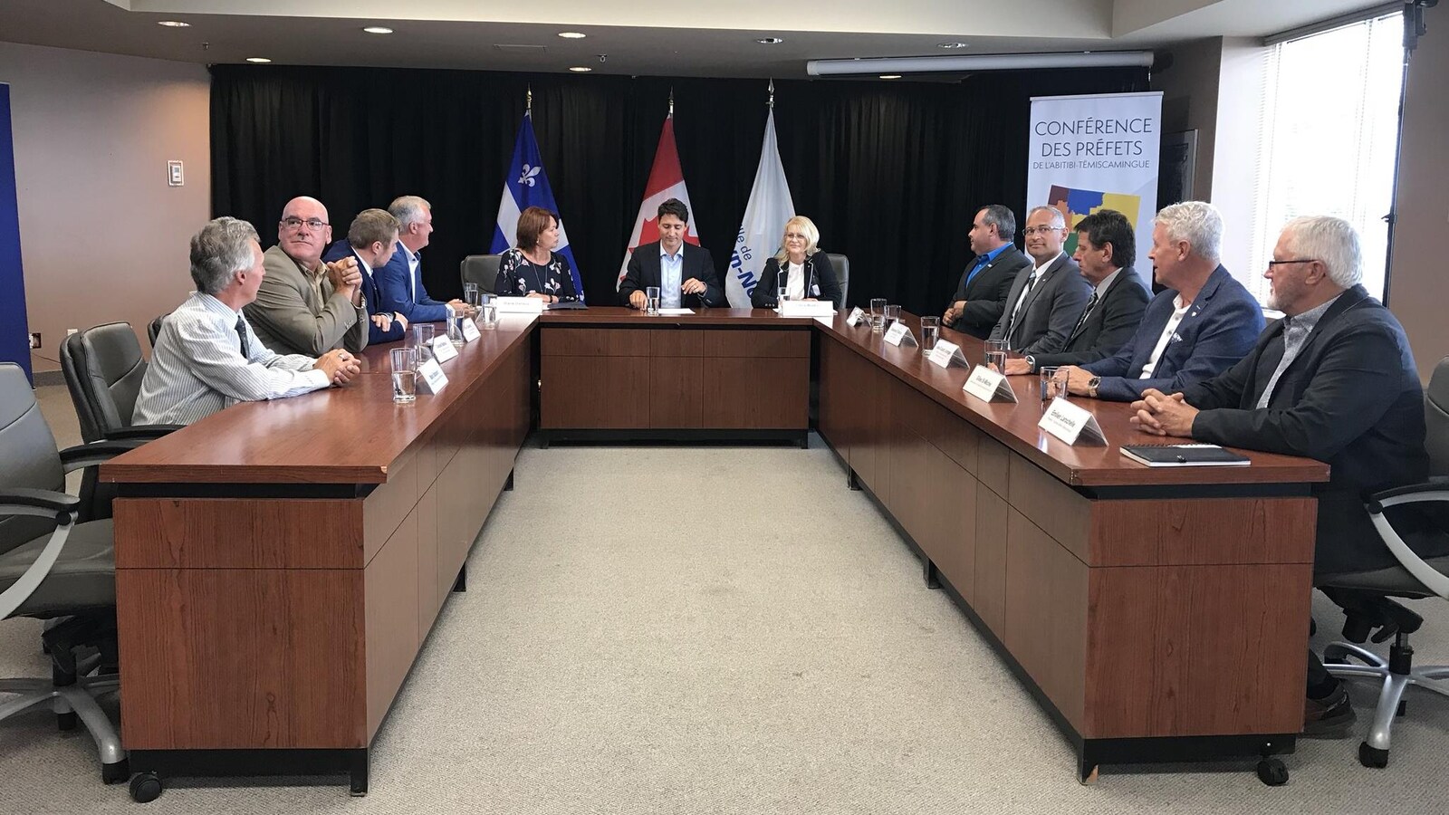 Justin Trudeau a participé à une table ronde à l'invitation de la Conférence des préfets de l'Abitibi-Témiscamingue.