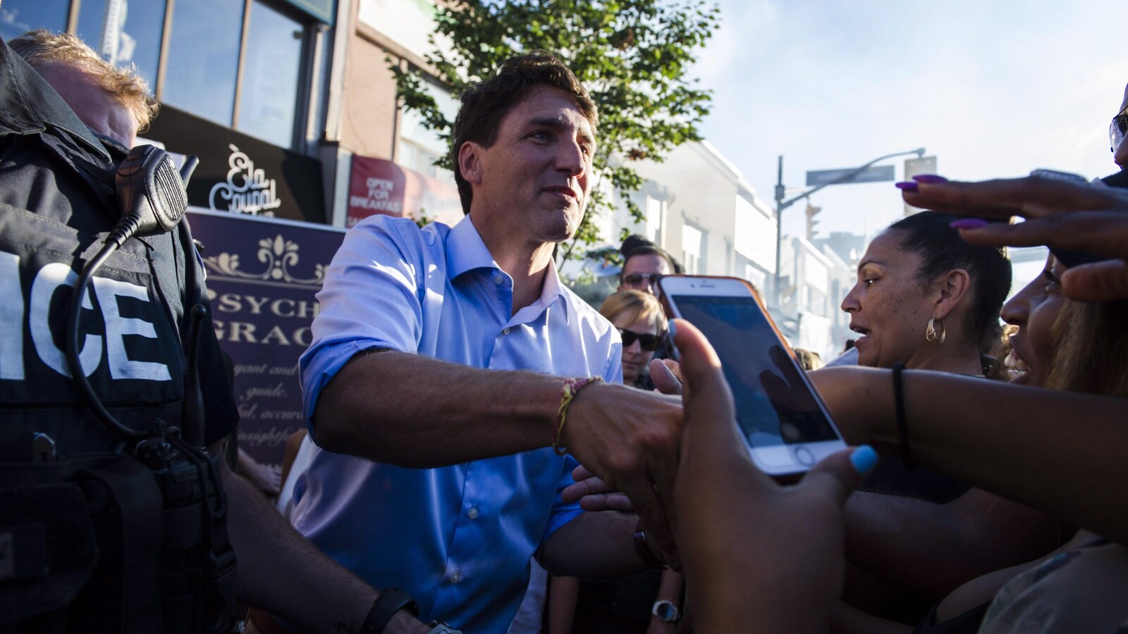 Le premier ministre Justin Trudeau salue les gens venus assister à la cérémonie d'ouverture du festival Taste of the Danforth.