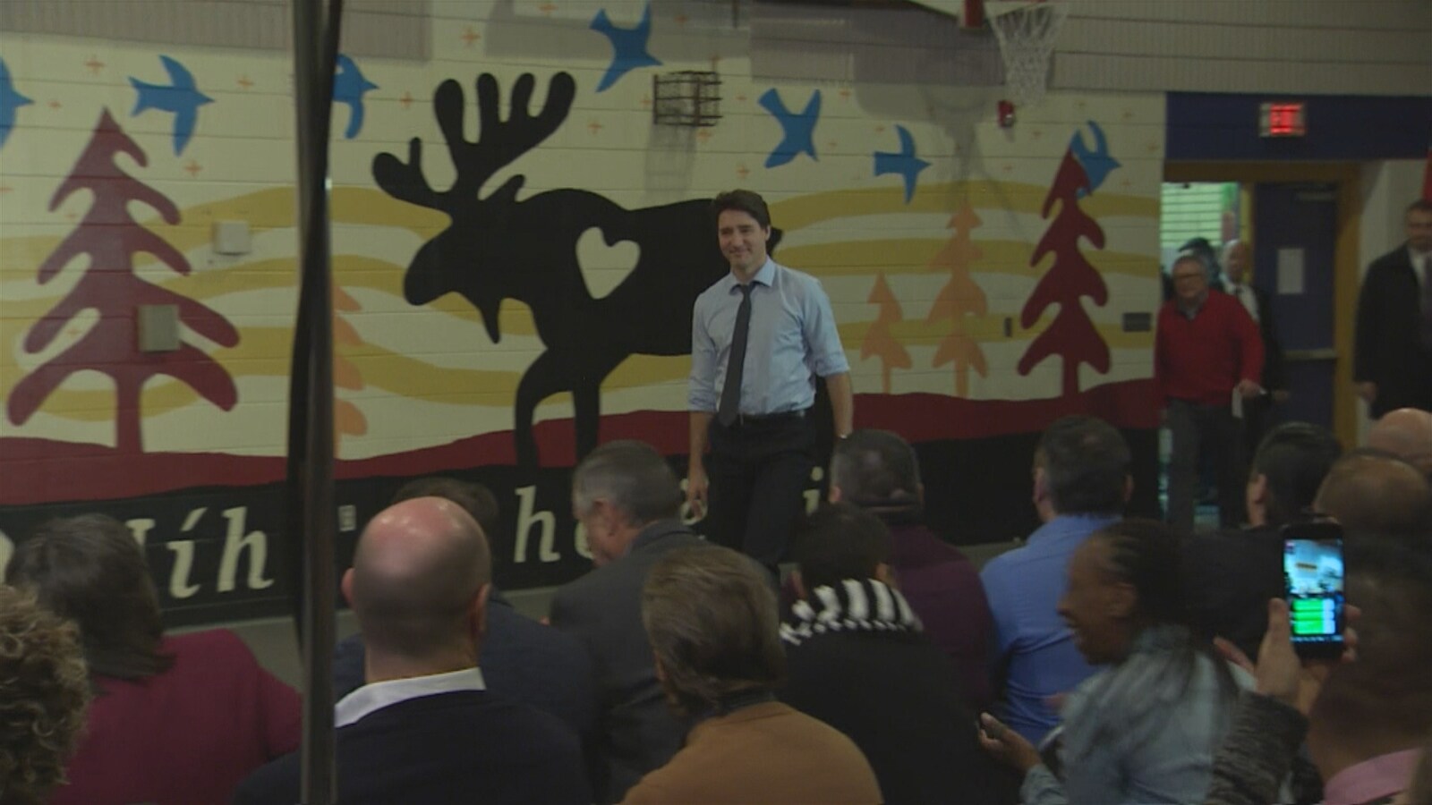 Justin Trudeau fait son entrée dans le gymnase de l'école secondaire de La Loche.