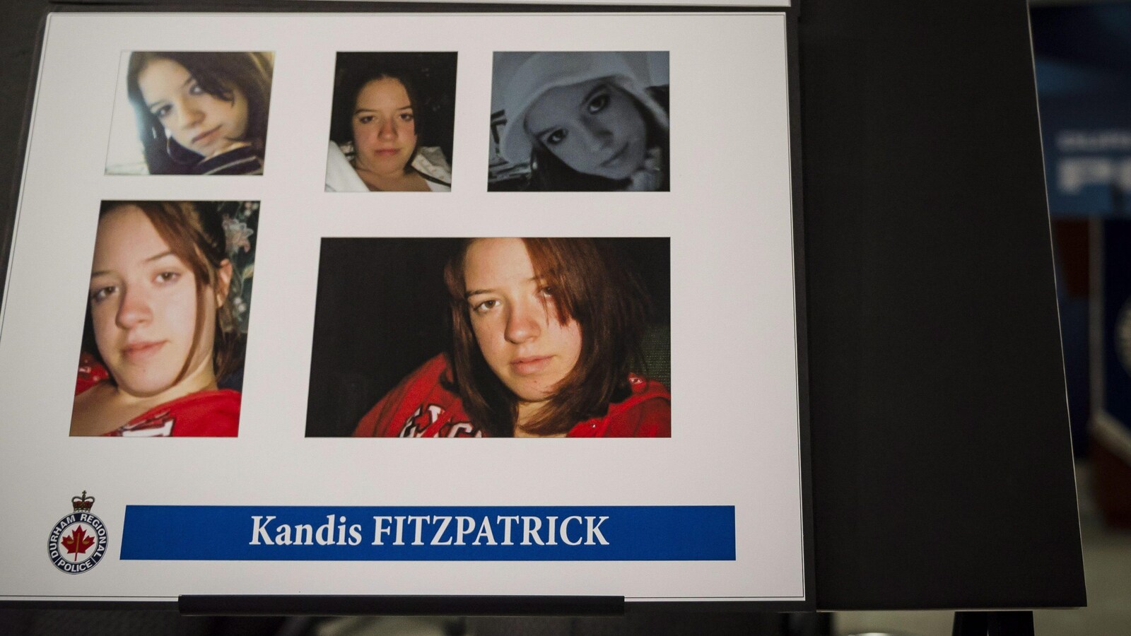 Cinq portraits d'une femme sur un carton blanc.