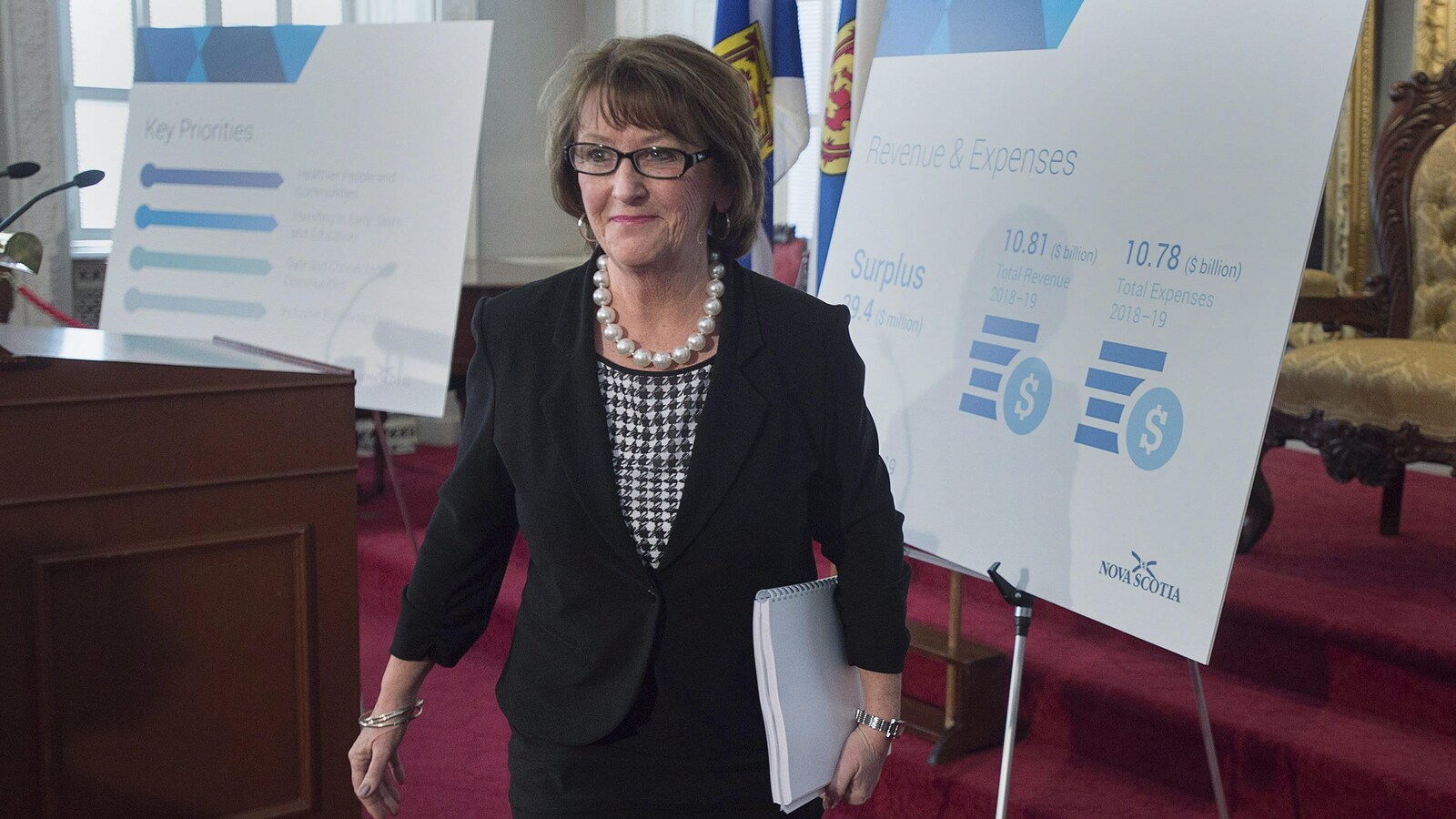 Karen Casey, ministre des Finances de la Nouvelle-Écosse, avant la lecture du budget provincial le 20 mars 2018 à Halifax.