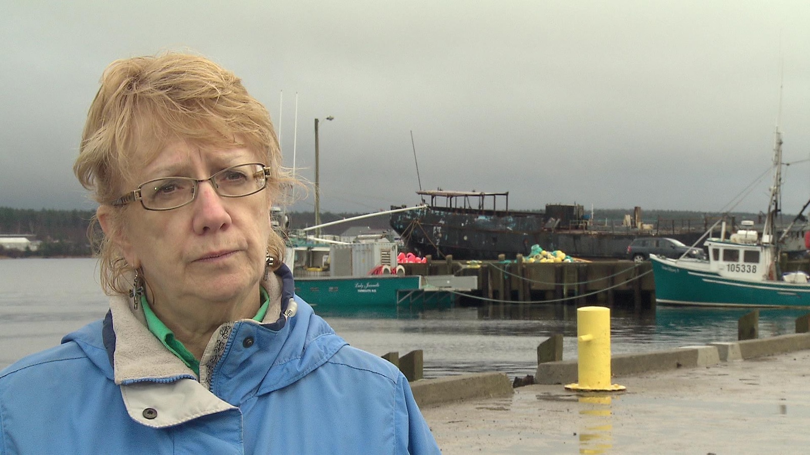 Karen Mattatall dans le port devant des bateaux.