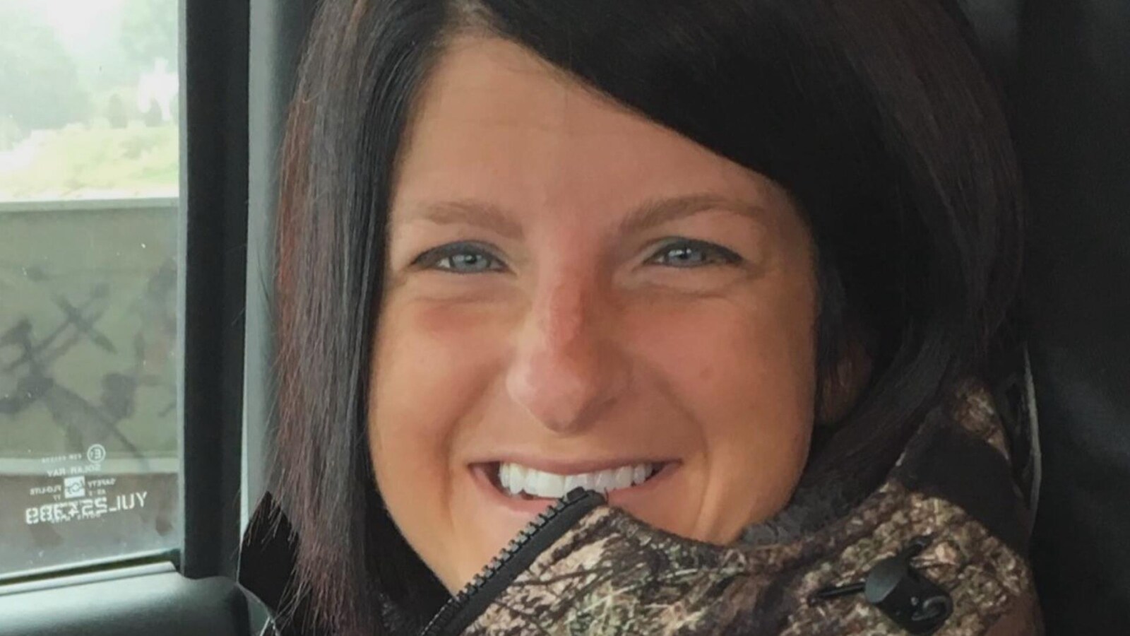 Visage de Karine Duval dans une auto.