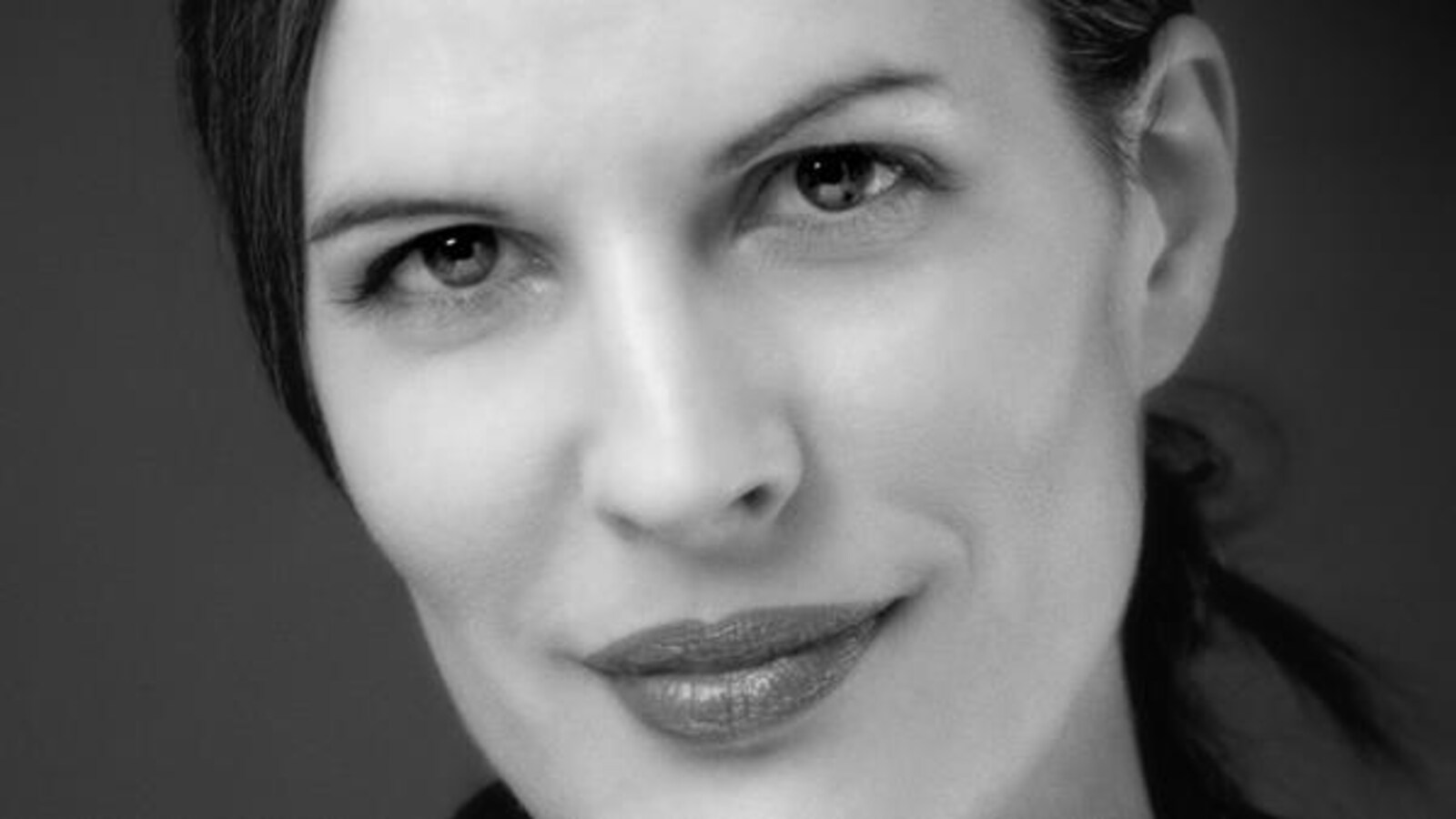 Portrait en noir et blanc de l'auteure Karoline Georges