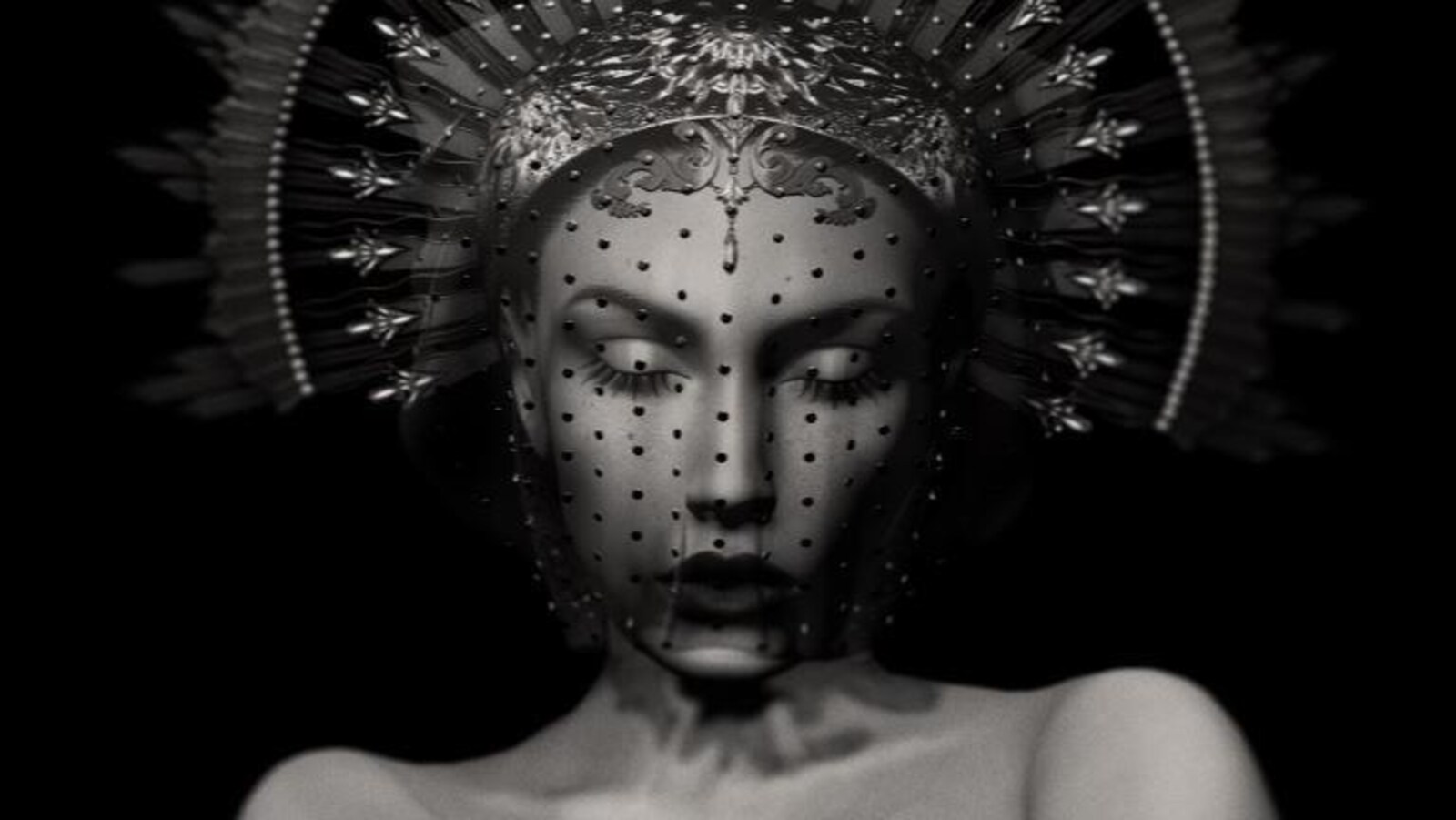 Détail de <i>Silence d'or</i>, photographie virtuelle en noir et blanc d'Anouk A., l'avatar 3D créé par Karoline Georges dans Second Life. Le visage de la femme image est masqué par une voilette, et sa tête porte une auréole. Ses paupières sont fermées, ses épaules nues et elle a les bras croisés.