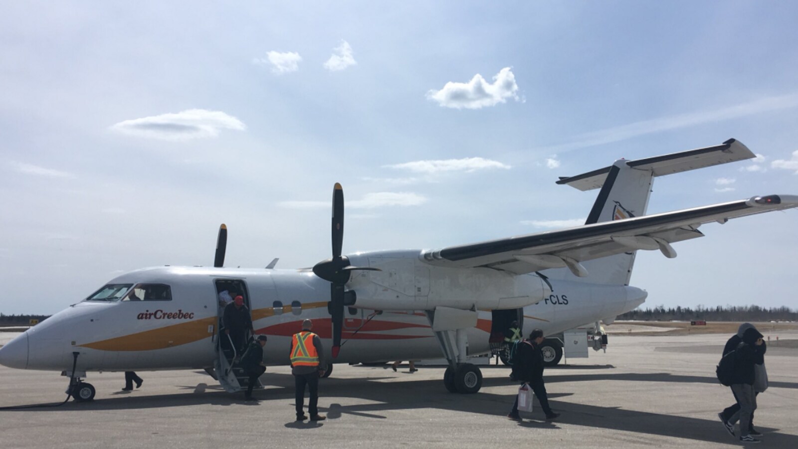 Des personnes débarquent d'un avion de la compagnie Air Creebec.