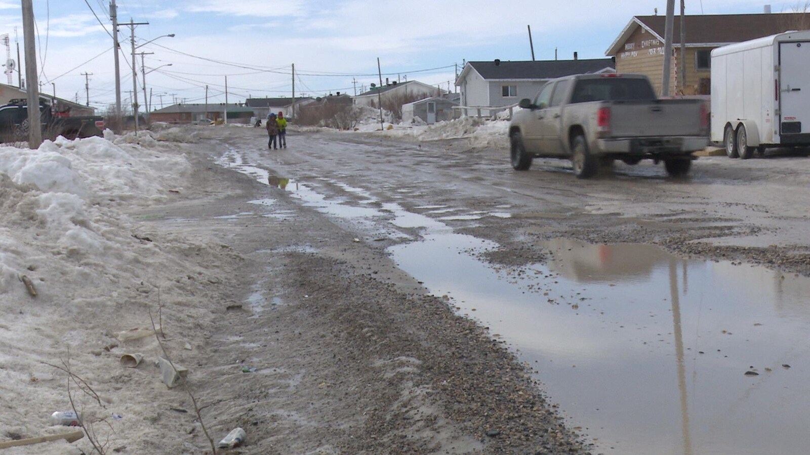 Une rue dans la Première Nation de Kashechewan dans le Nord de l'Ontario