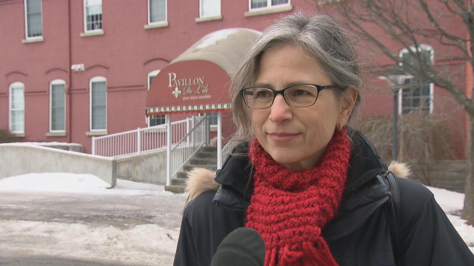 Kate Helwig en entrevue à Radio-Canada devant l'ancien presbytère Très-Saint-Rédempteur à Hull.