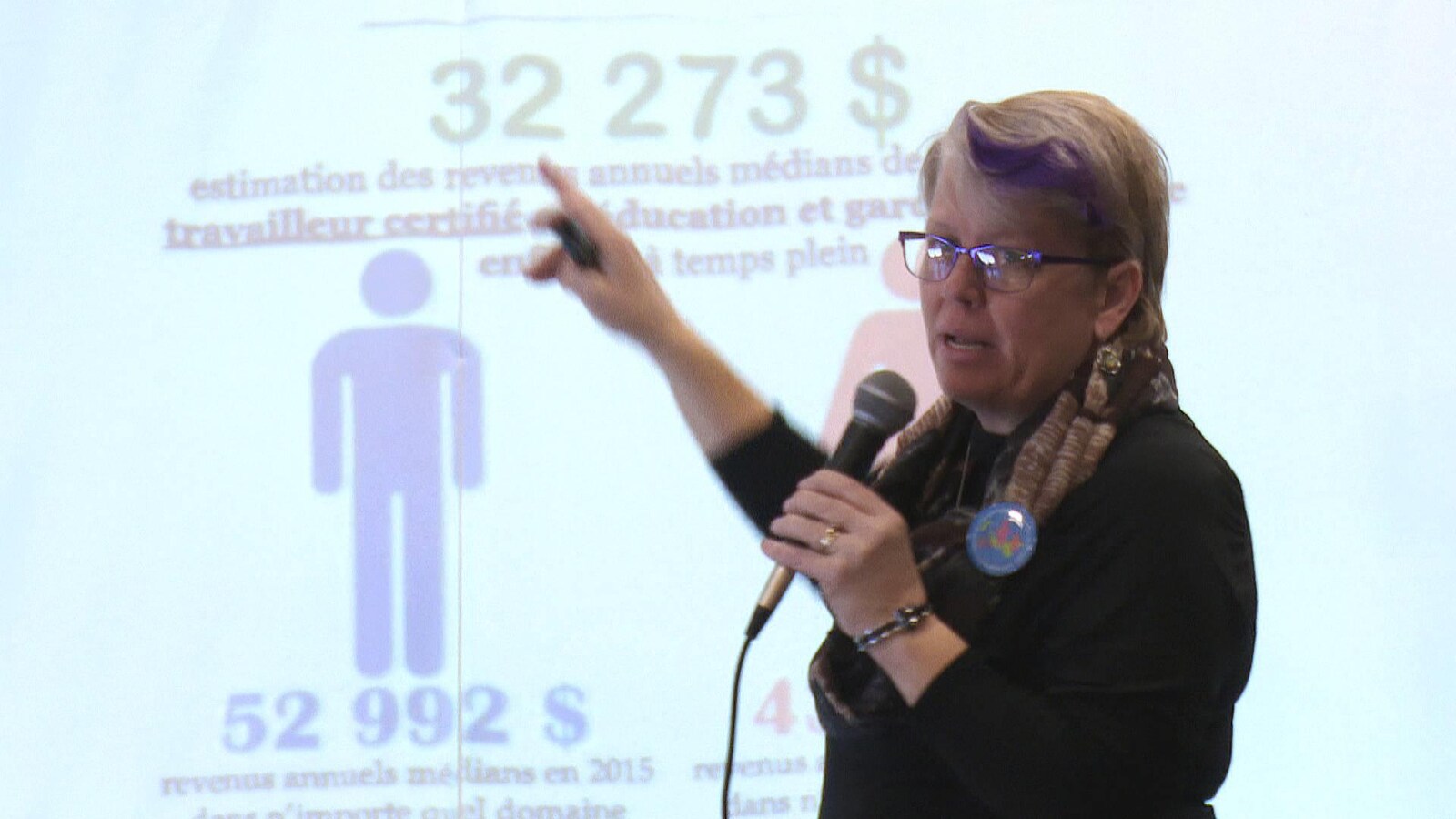 Devant un écran, Kathleen Couture explique quels sont les salaires des travailleurs des centres de la petite enfance.
