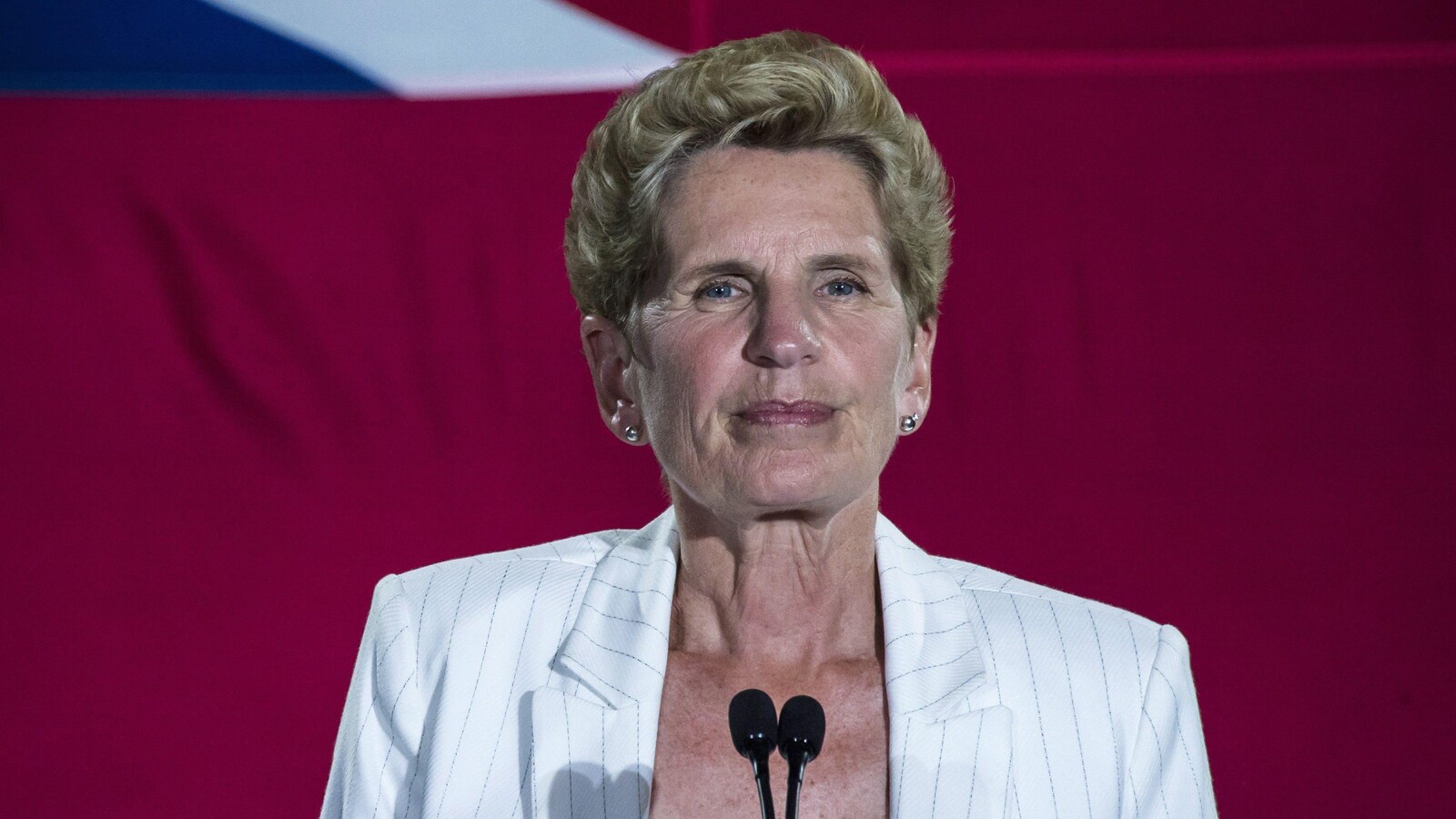 Kathleen Wynne au podium, lors de son discours de démission.