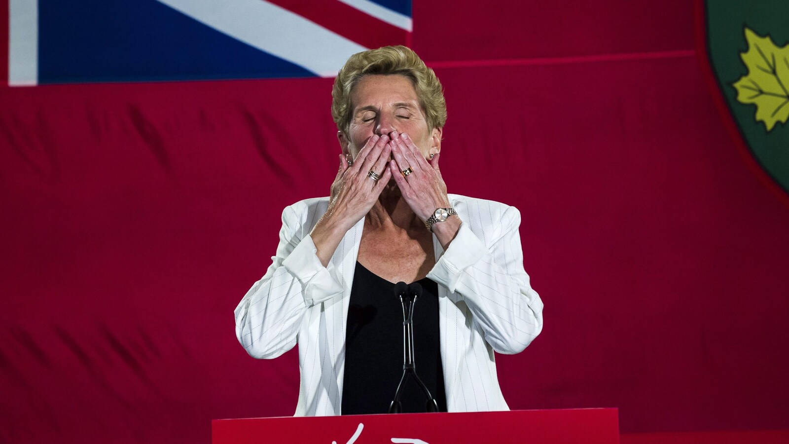 Kathleen Wynne dit au revoir en mettant ses mains sur la bouche