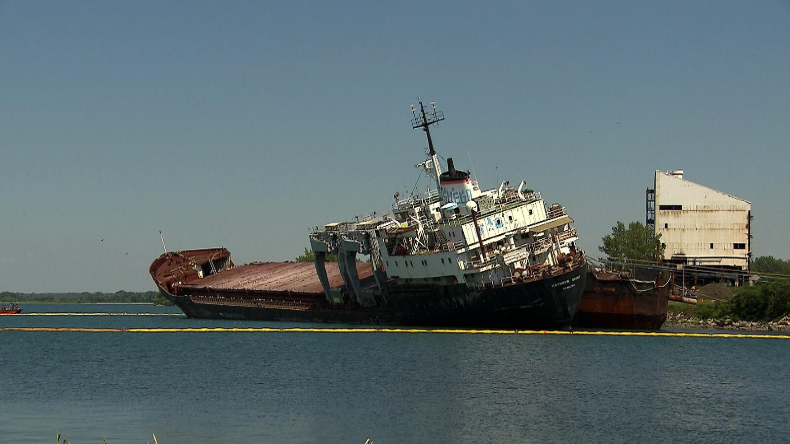 Un bateau dans l'eau qui semble menacer de se renverser.
