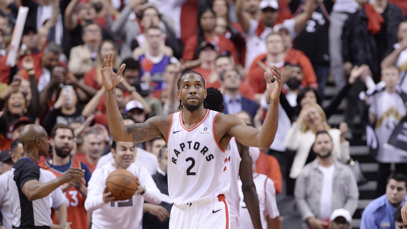 Kawhi Leonard réagit, les bras au ciel, lors d'un match.