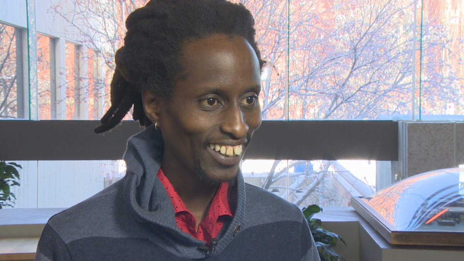 Kaya Free dans l'établissement de Radio-Canada en Saskatchewan.