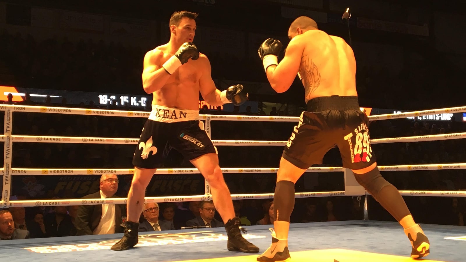 Les boxeurs Simon Kean et Alexis Santos sur le ring.