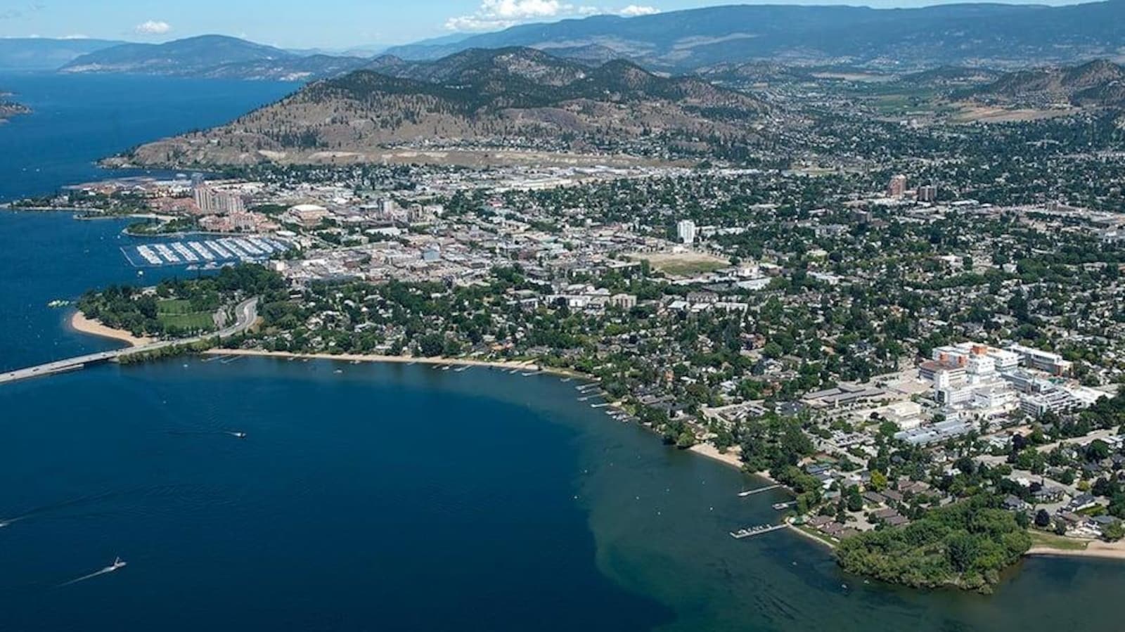 Vue aérienne de la ville de Kelowna, sur le bord du lac Okanagan.