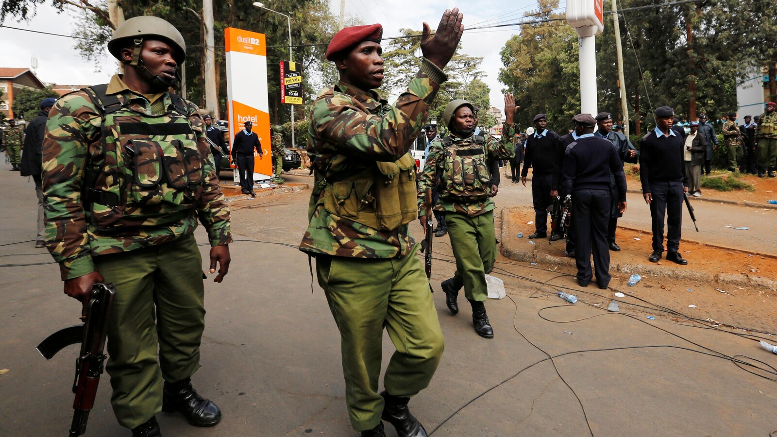 Des policiers kényans sécurisent la rue près de la scène où des explosions et des coups de feu ont été entendus dans l'enceinte de l'hôtel Dusit, à Nairobi