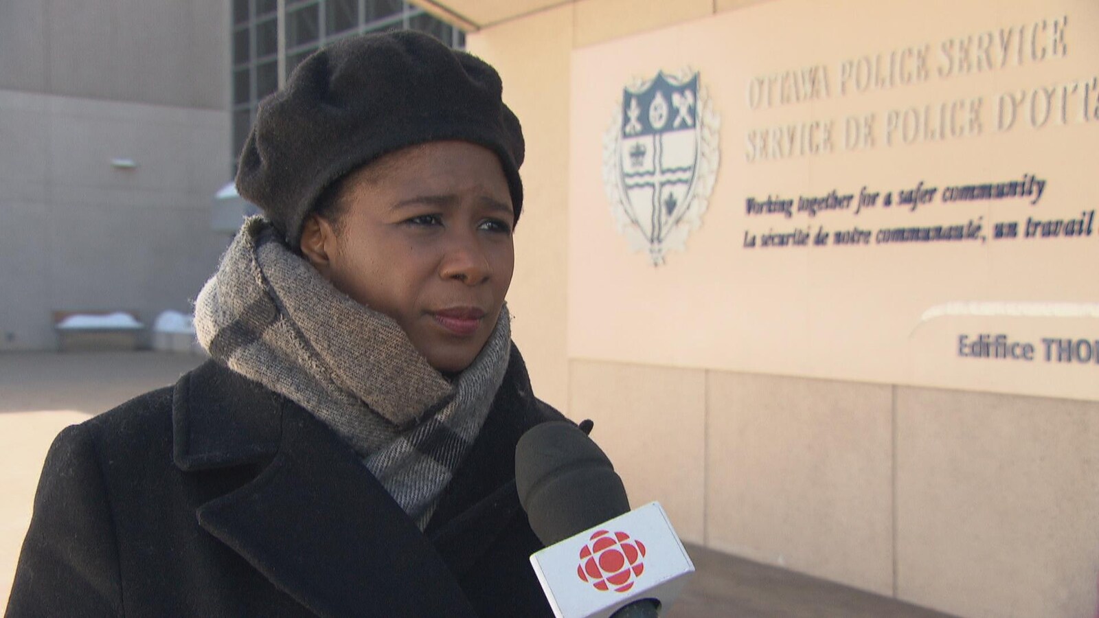 Ketcia Peters en entrevue devant l'un des édifices du Service de police d'Ottawa.