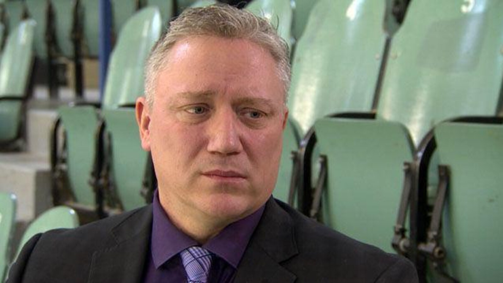 Kevin Garinger dans des gradins d'aréna.