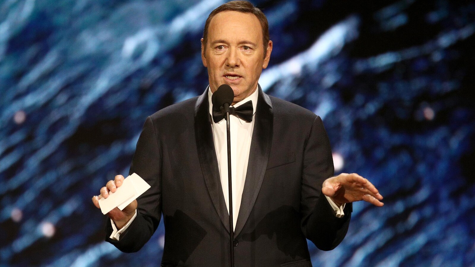 L'acteur présente un prix