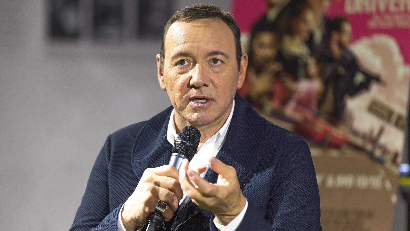 L'acteur Kevin Spacey parlant avec un micro en main.