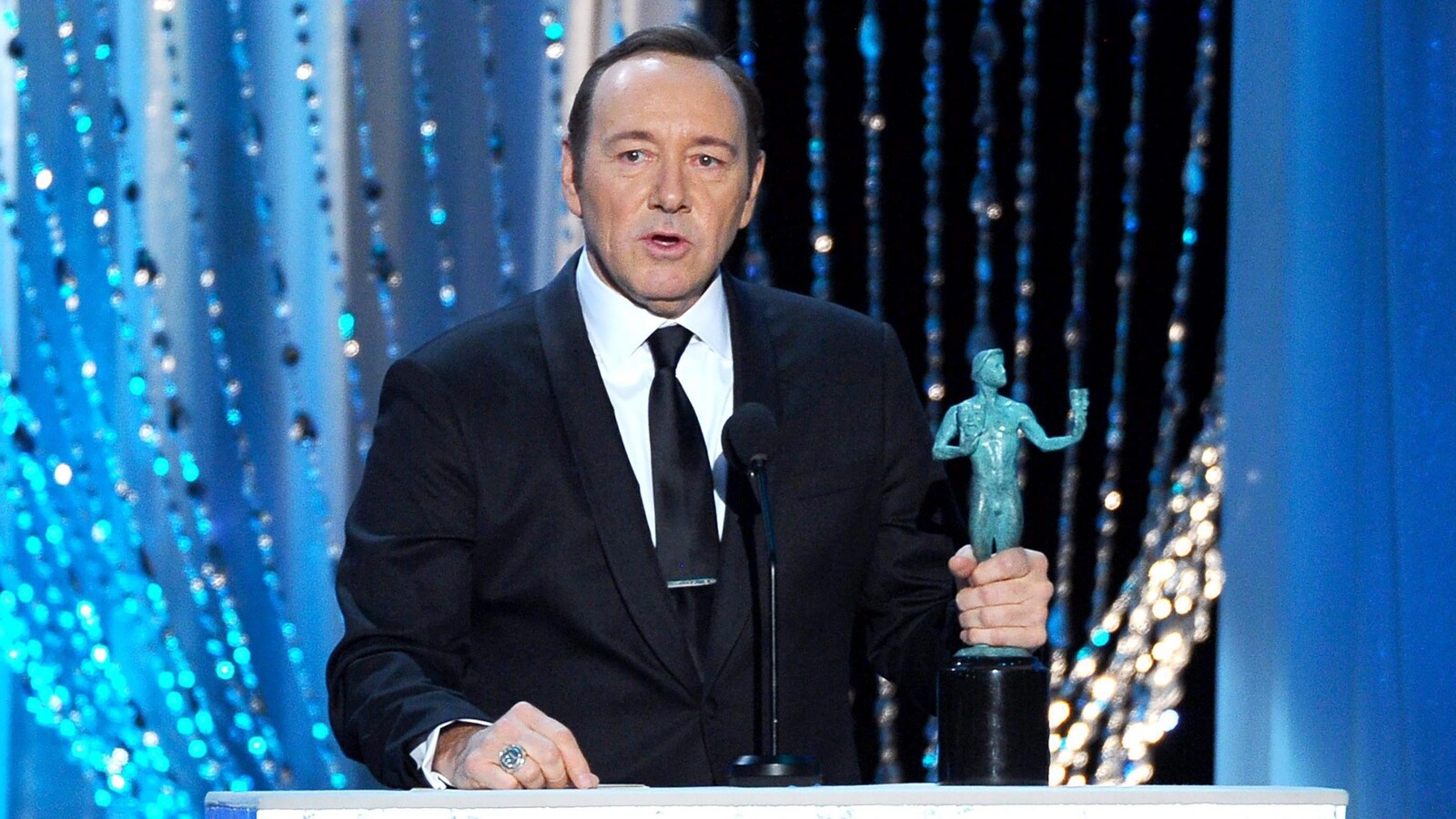 Kevin Spacey accepte le prix de meilleur acteur masculin dans une série dramatique pour « House of Cards » lors du gala des 22e prix de la Screen Actors Guild Awards, en janvier 2016, à Los Angeles.
