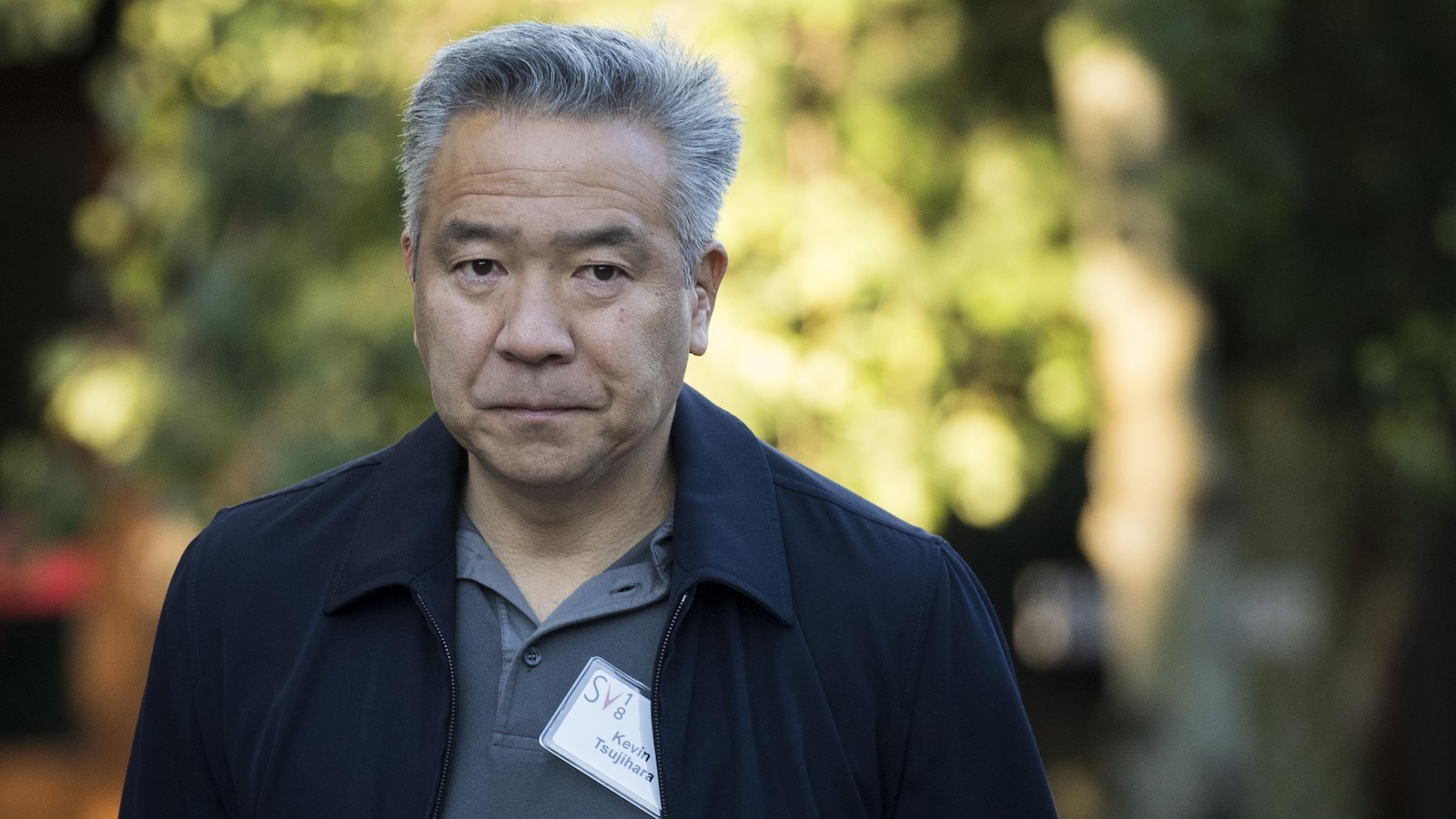 Kevin Tsujihara apparaît dans une photo prise à l'extérieur.