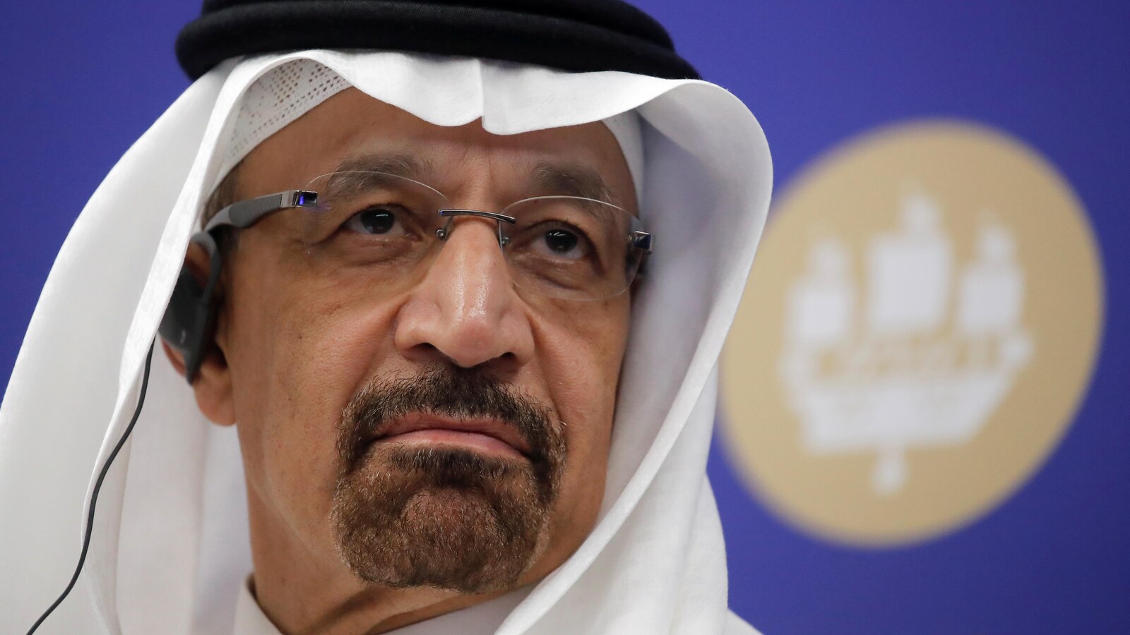 Le ministre saoudien de l'Énergie Khalid al-Falih écoute une traduction dans son écouteur.