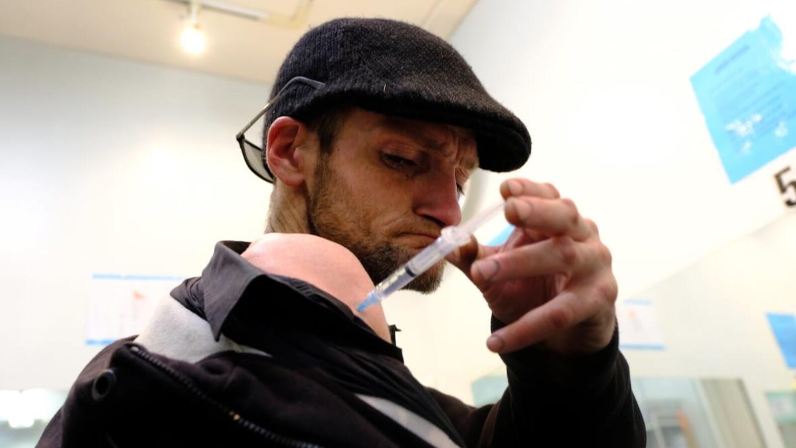 Kieran Collins s'injecte de l'héroïne dans l'épaule.