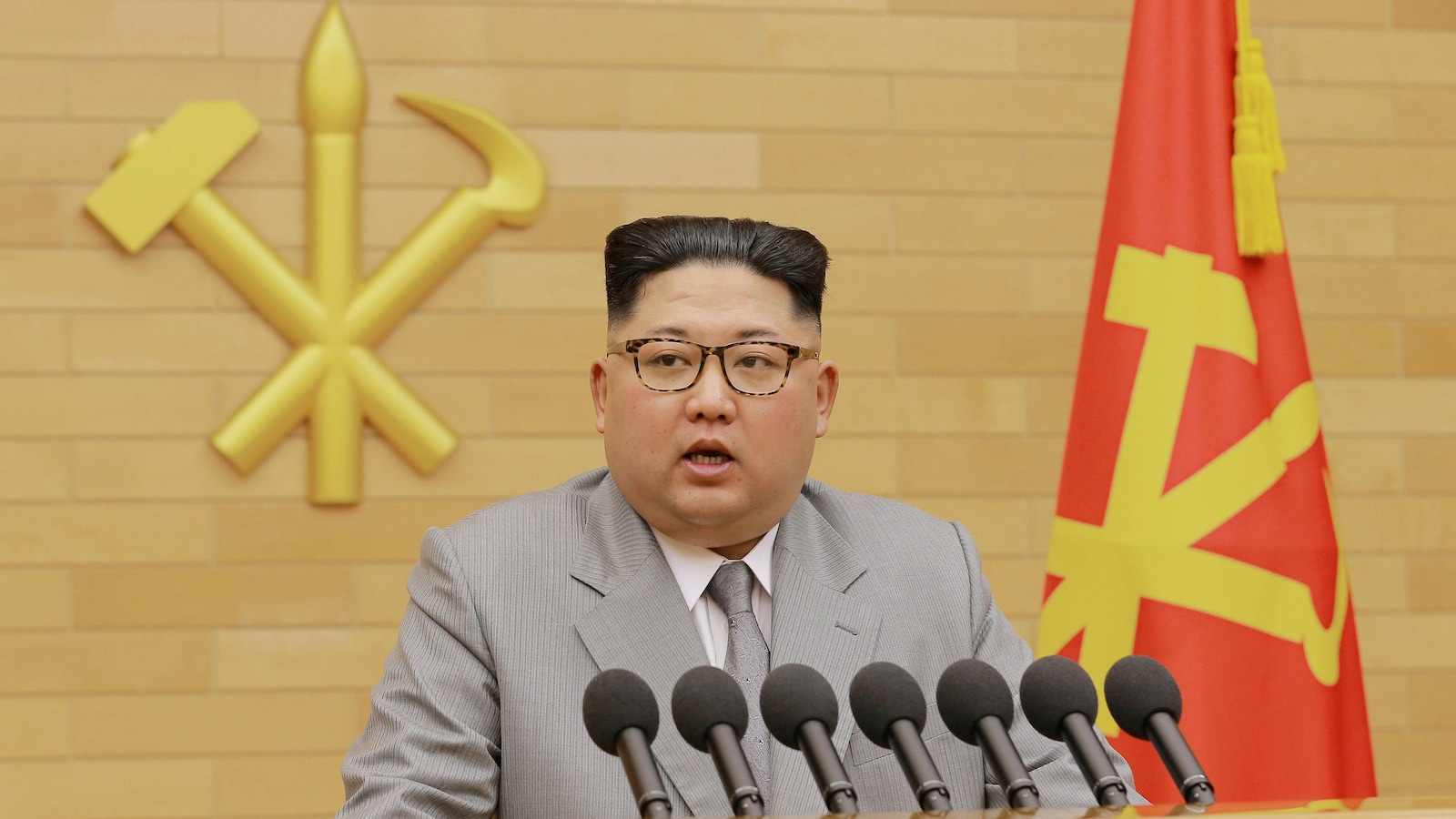 Le dirigeant nord-coréen, Kim Jong-un, devant les symboles du marteau et de la faucille.