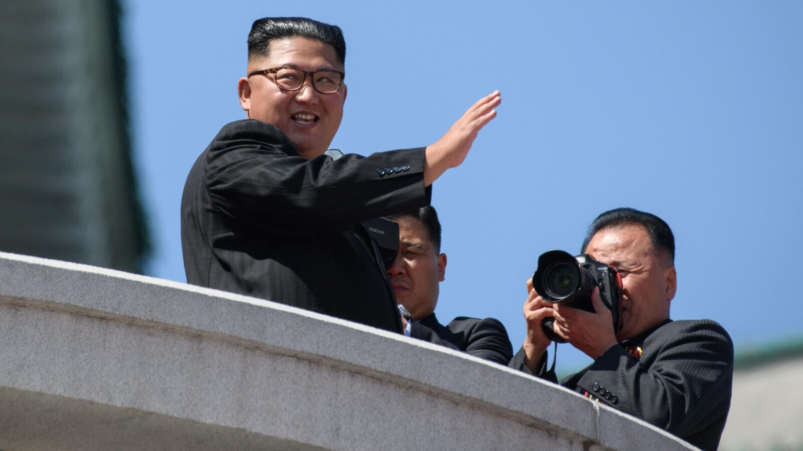 Le leader nord-coréen Kim Jong-un salue la foule lors de sa visite à Pékin.