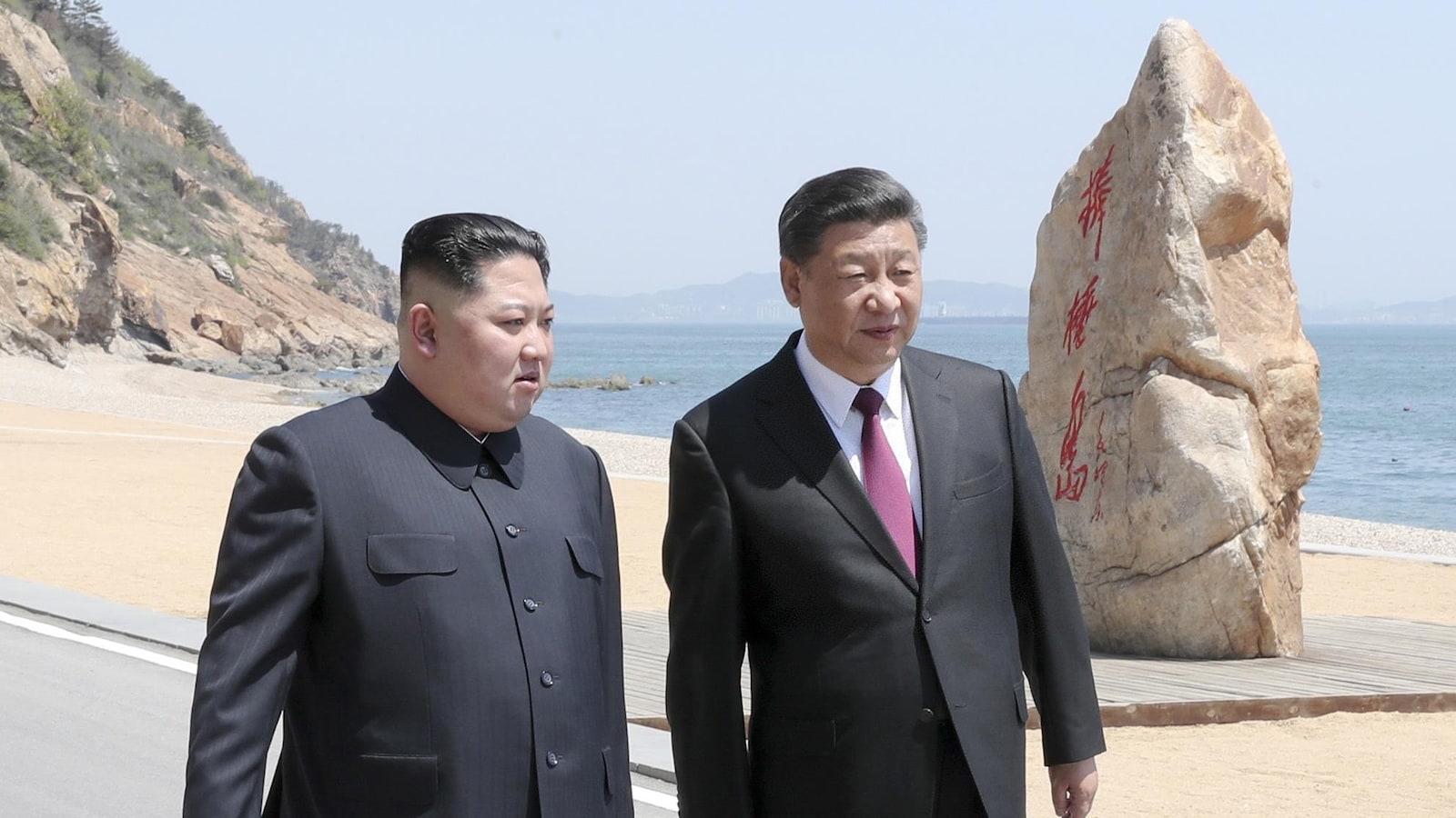 Xi Jinping et Kim Jong-un marchent ensemble.