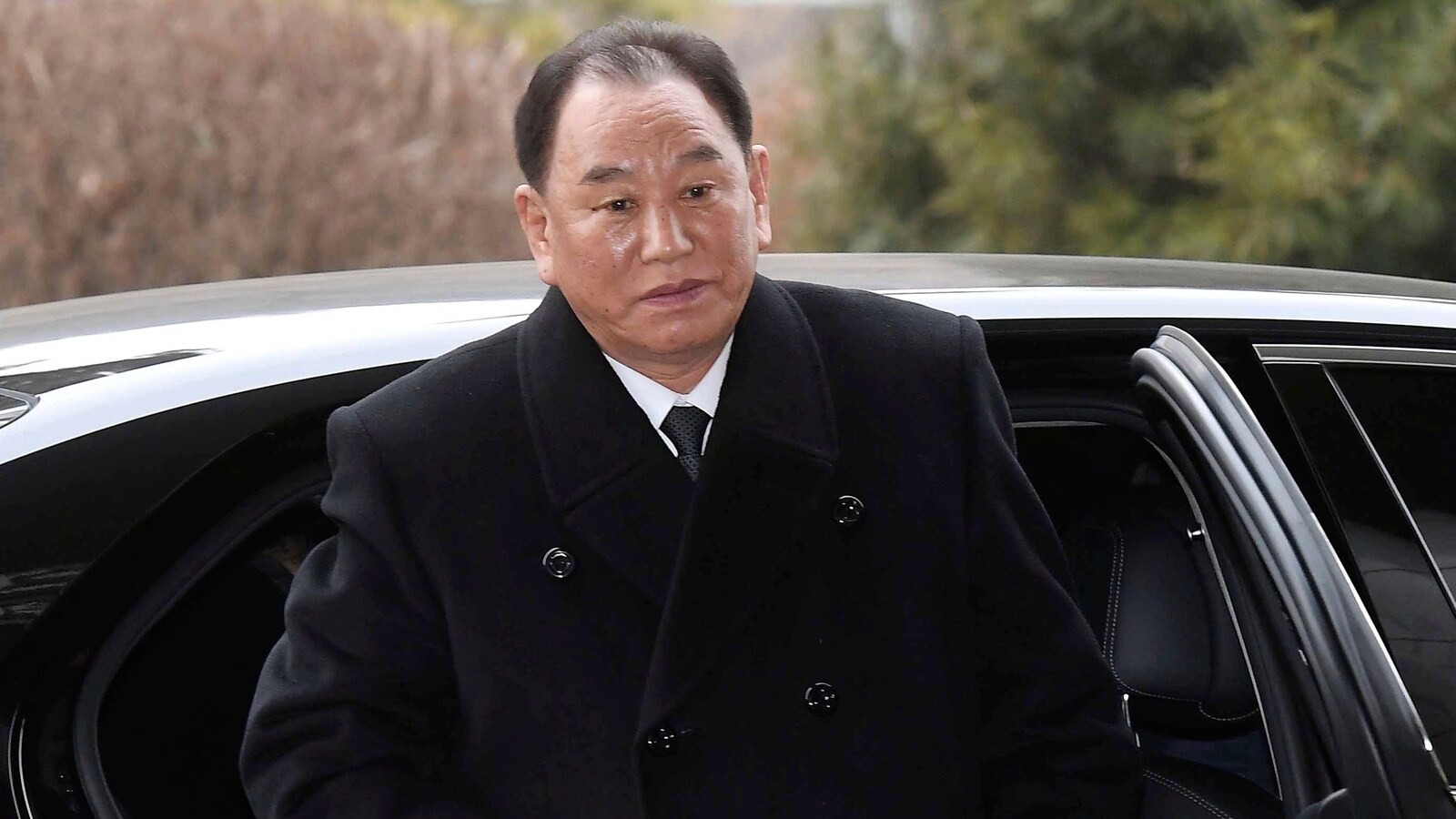 Kim Yong-chol sort d'une voiture.