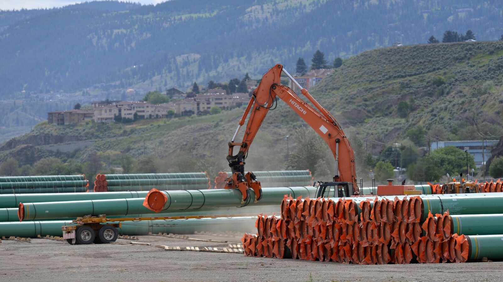 Une grue sur un chantier de l'entreprise Kinder Morgan.